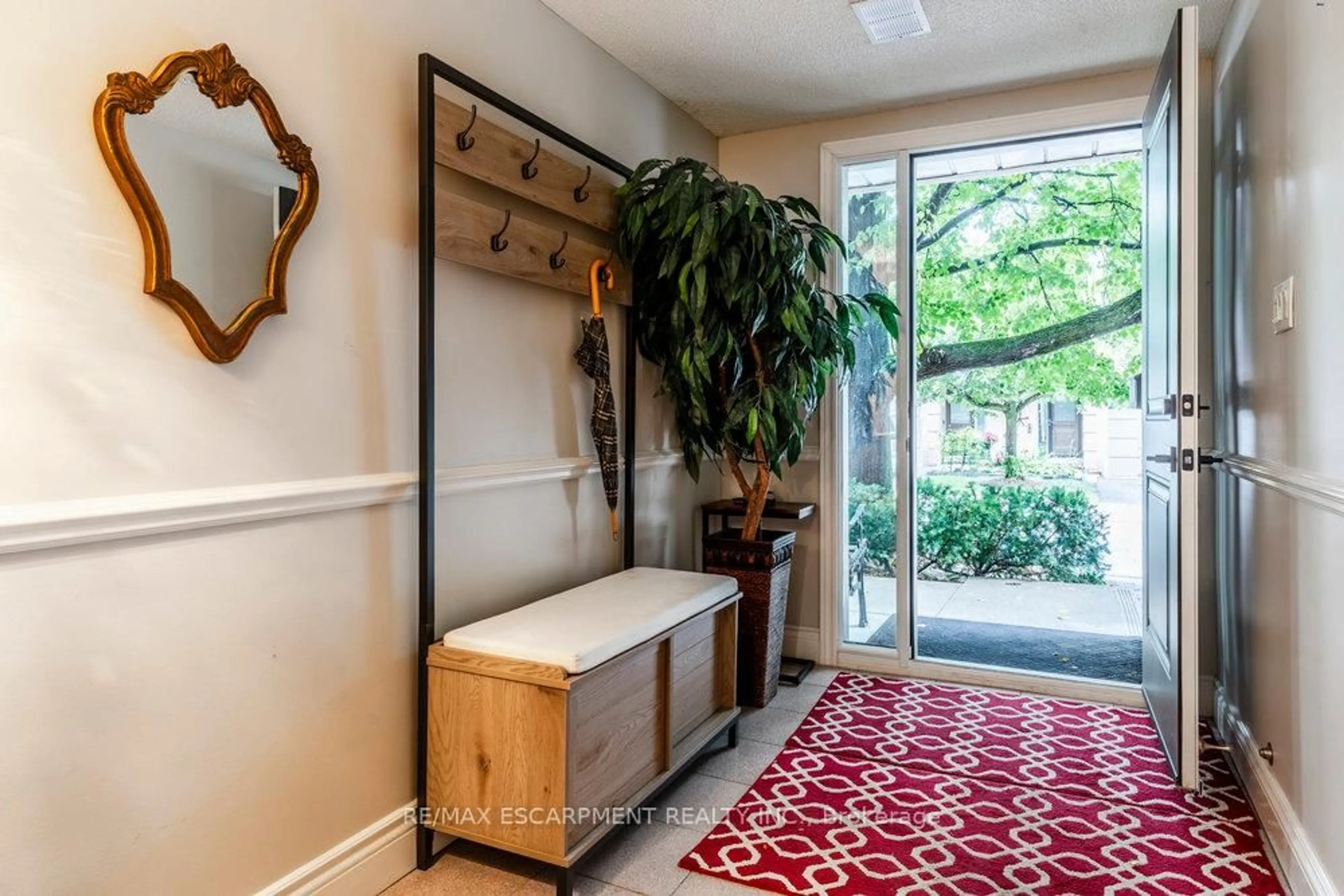 Indoor entryway for 26 MOSS Blvd #54, Hamilton Ontario L9H 6W8