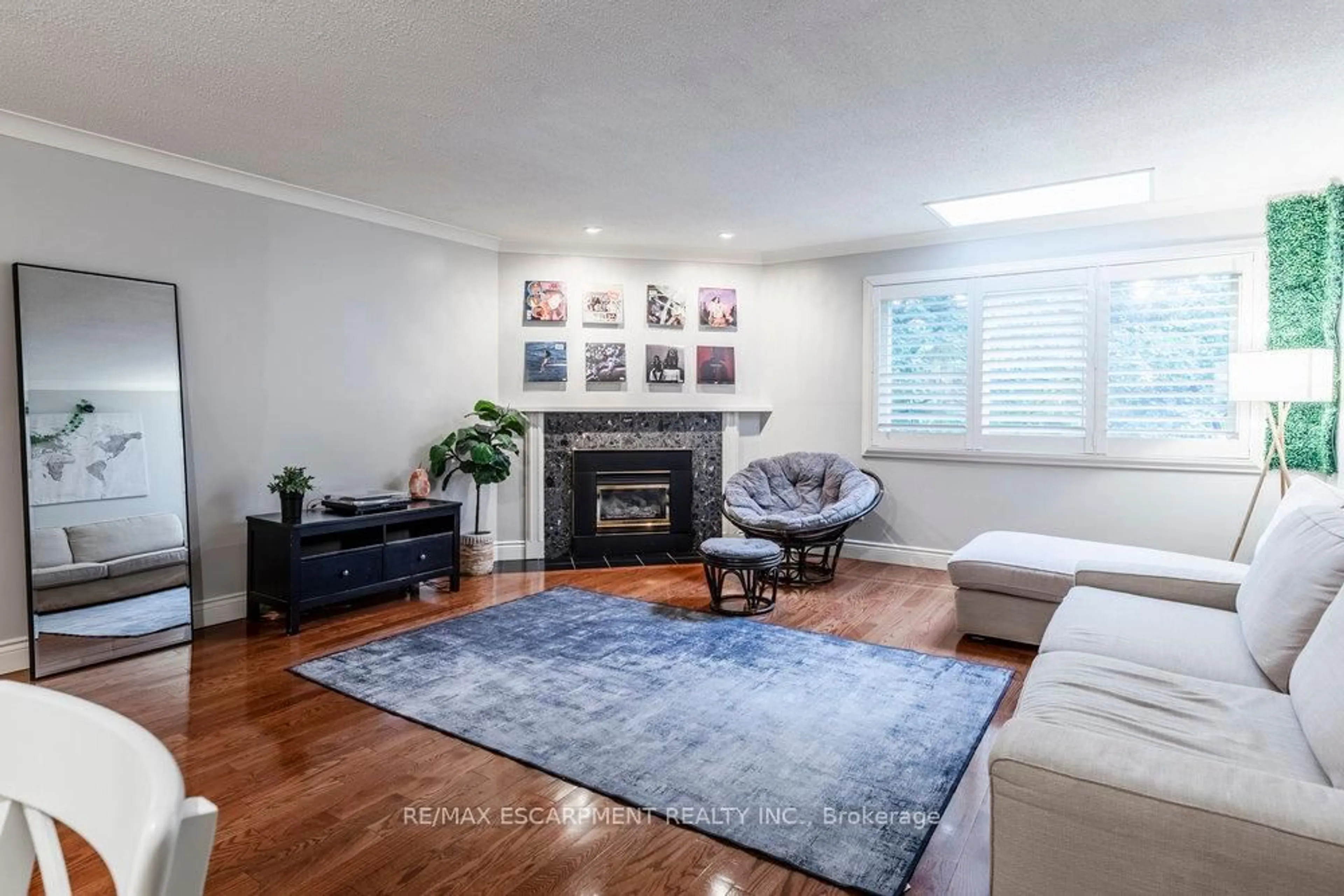 Living room with furniture, wood/laminate floor for 26 MOSS Blvd #54, Hamilton Ontario L9H 6W8