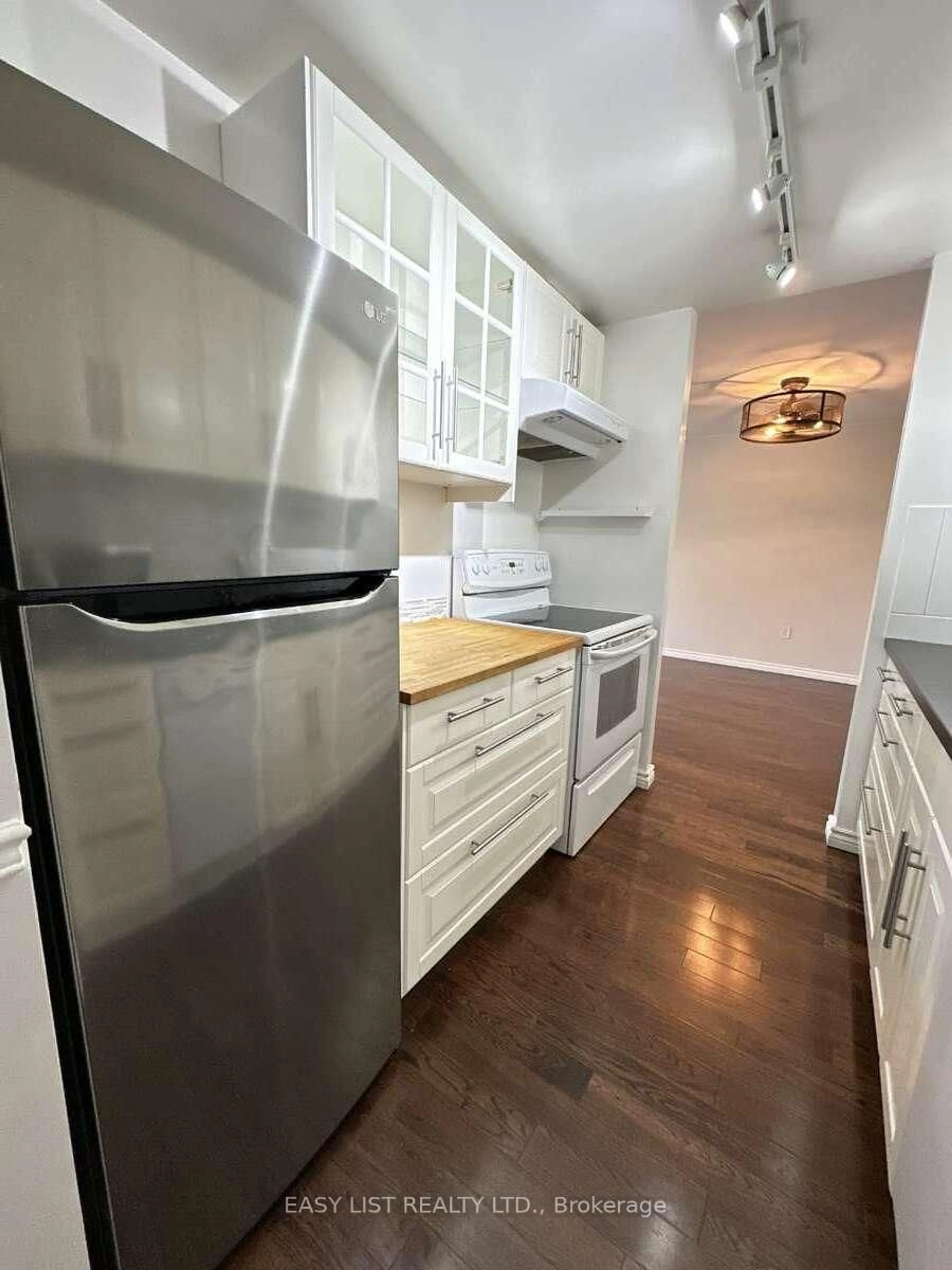 Standard kitchen, wood/laminate floor for 1177 Belanger Ave #305, Ottawa Ontario K1H 8N7
