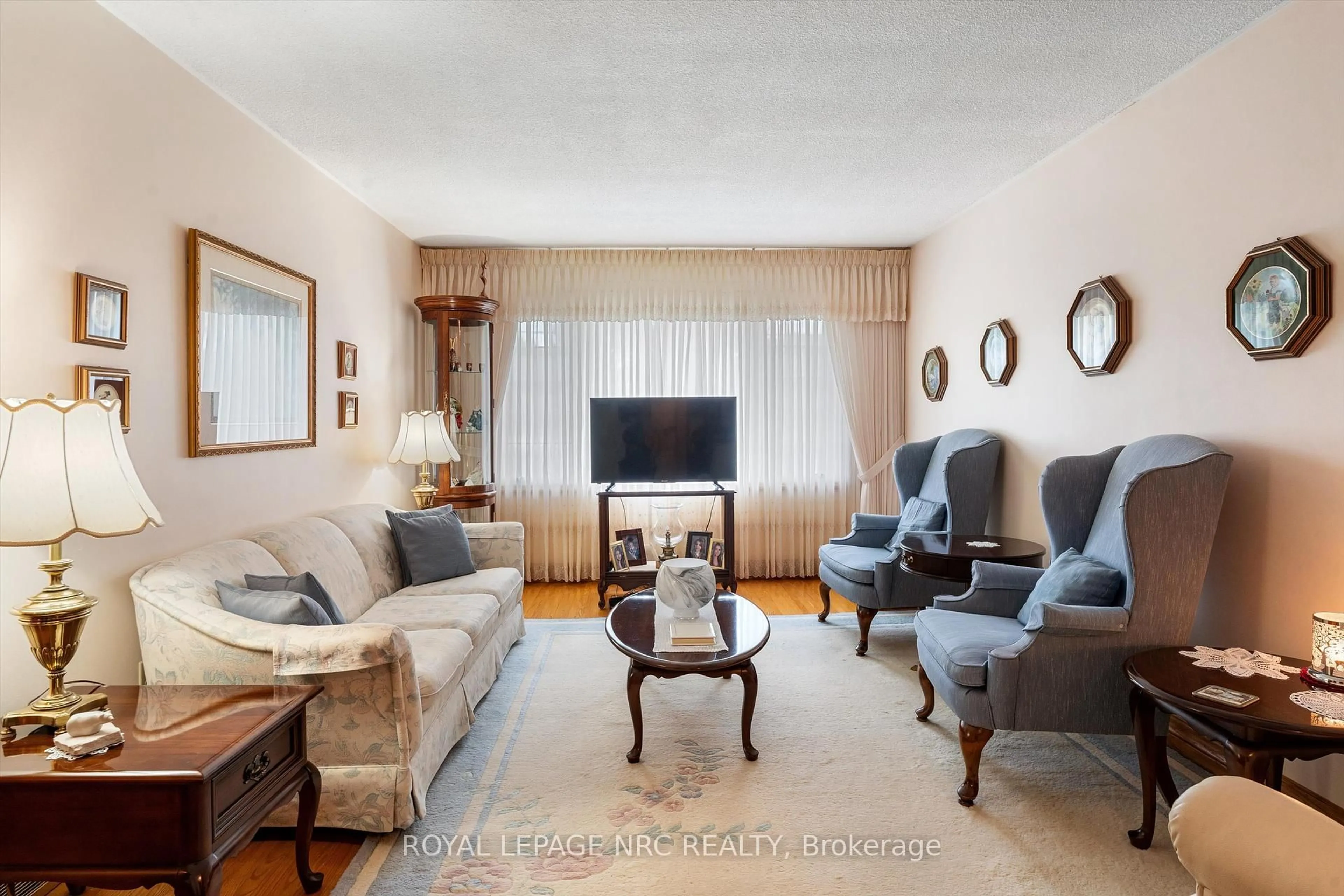 Living room with furniture, unknown for 6043 Mayfair Dr, Niagara Falls Ontario L2J 1V7