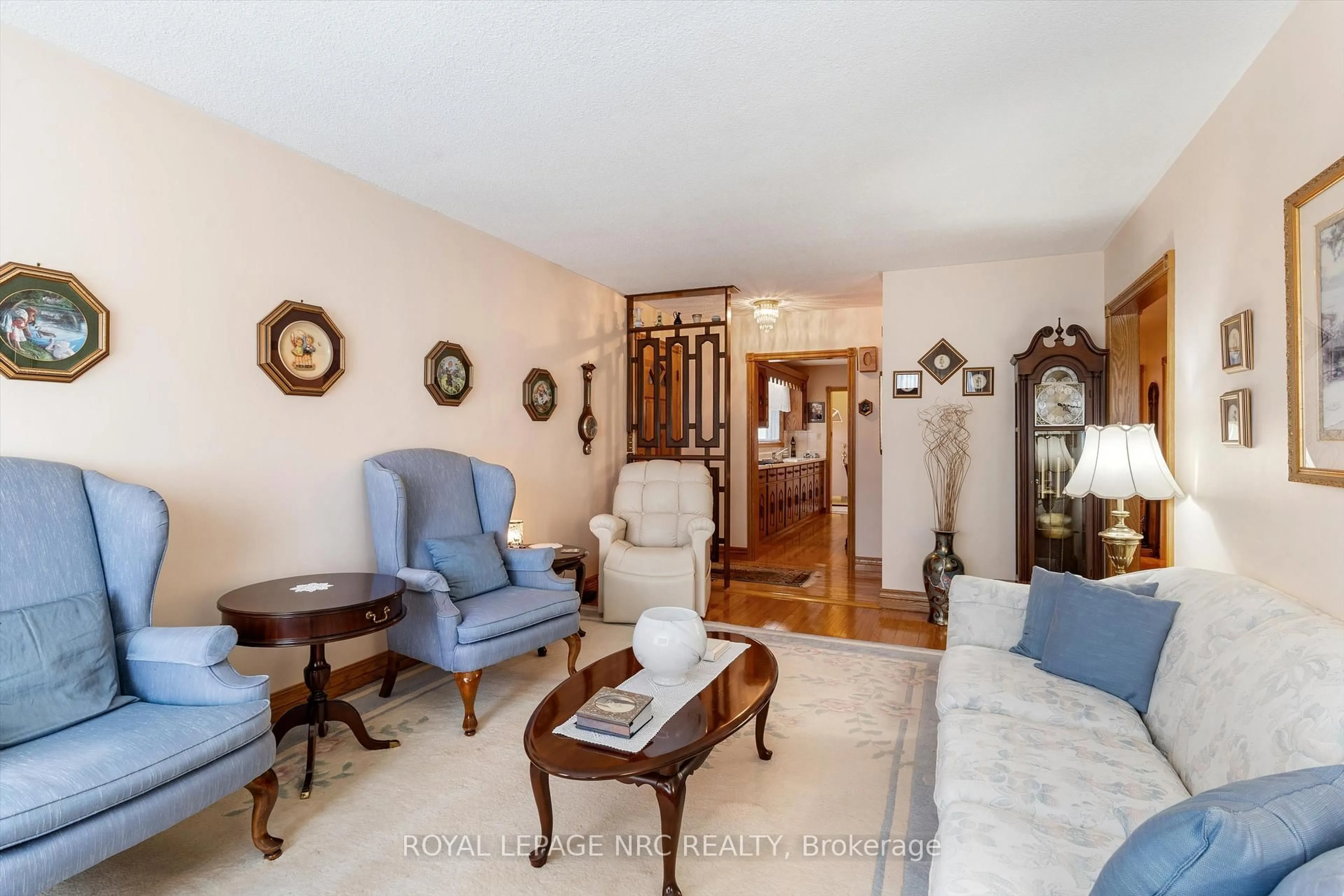 Living room with furniture, unknown for 6043 Mayfair Dr, Niagara Falls Ontario L2J 1V7