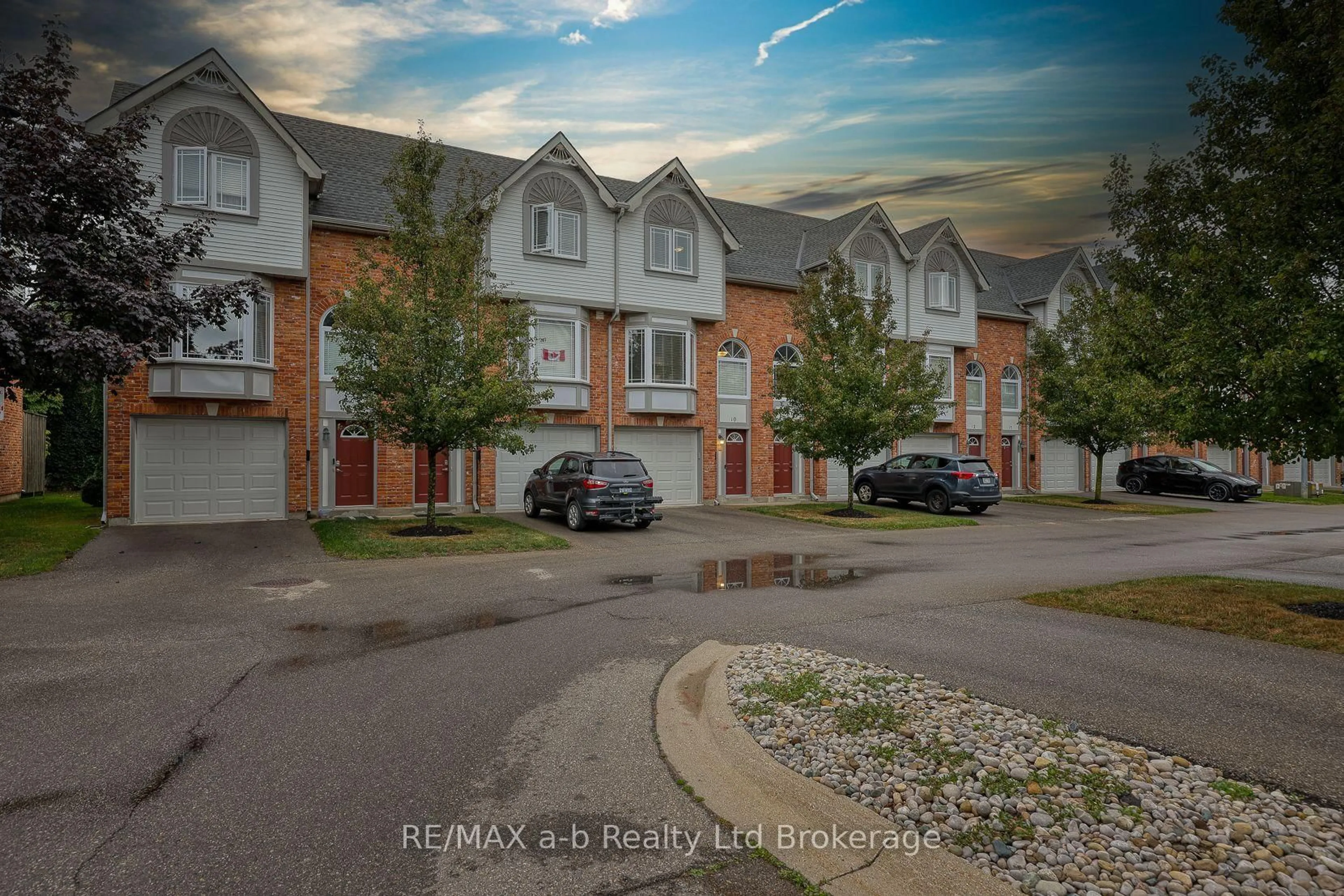 A pic from outside/outdoor area/front of a property/back of a property/a pic from drone, street for 46 Conestoga Rd, Woodstock Ontario N4T 1S4
