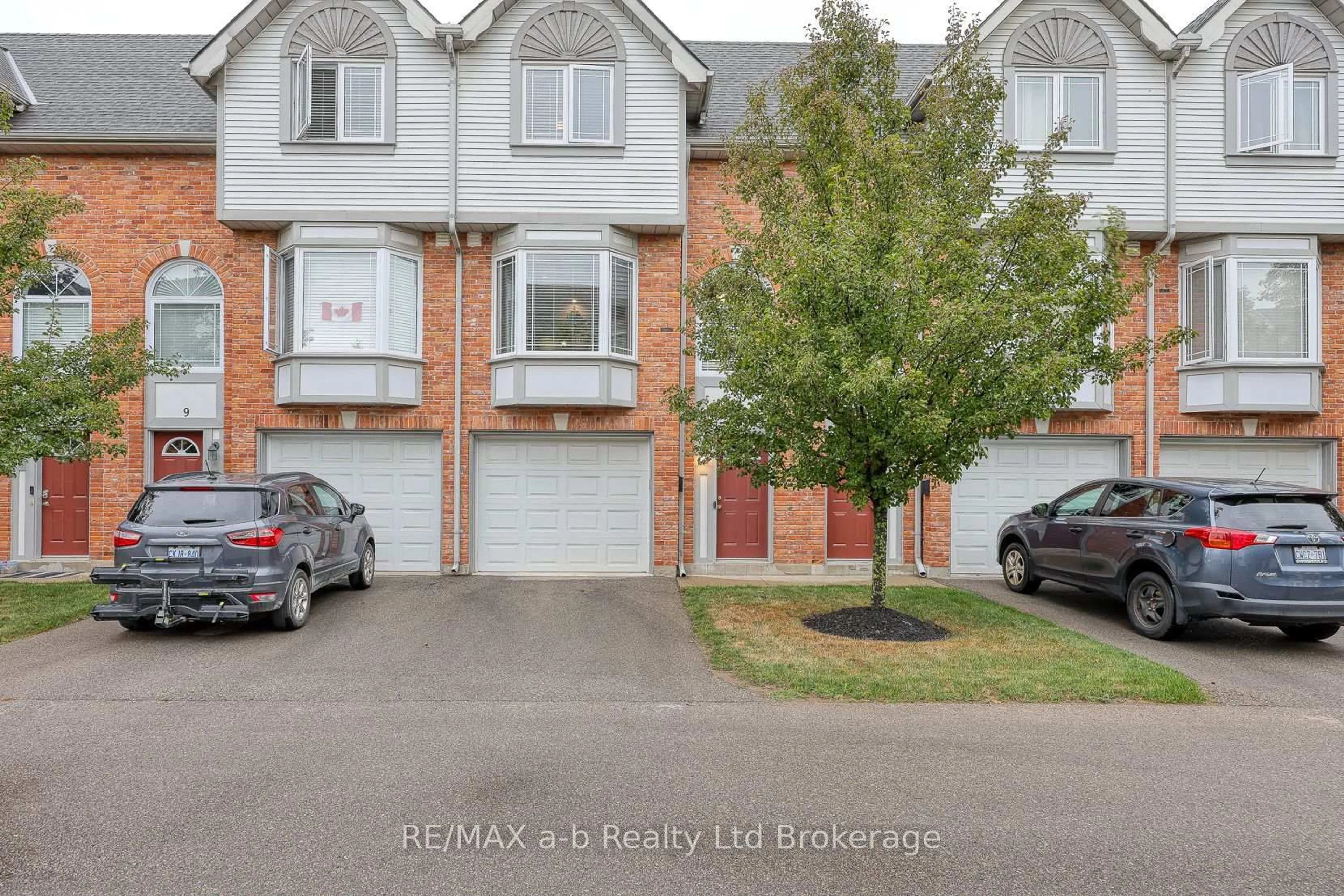 A pic from outside/outdoor area/front of a property/back of a property/a pic from drone, street for 46 Conestoga Rd, Woodstock Ontario N4T 1S4