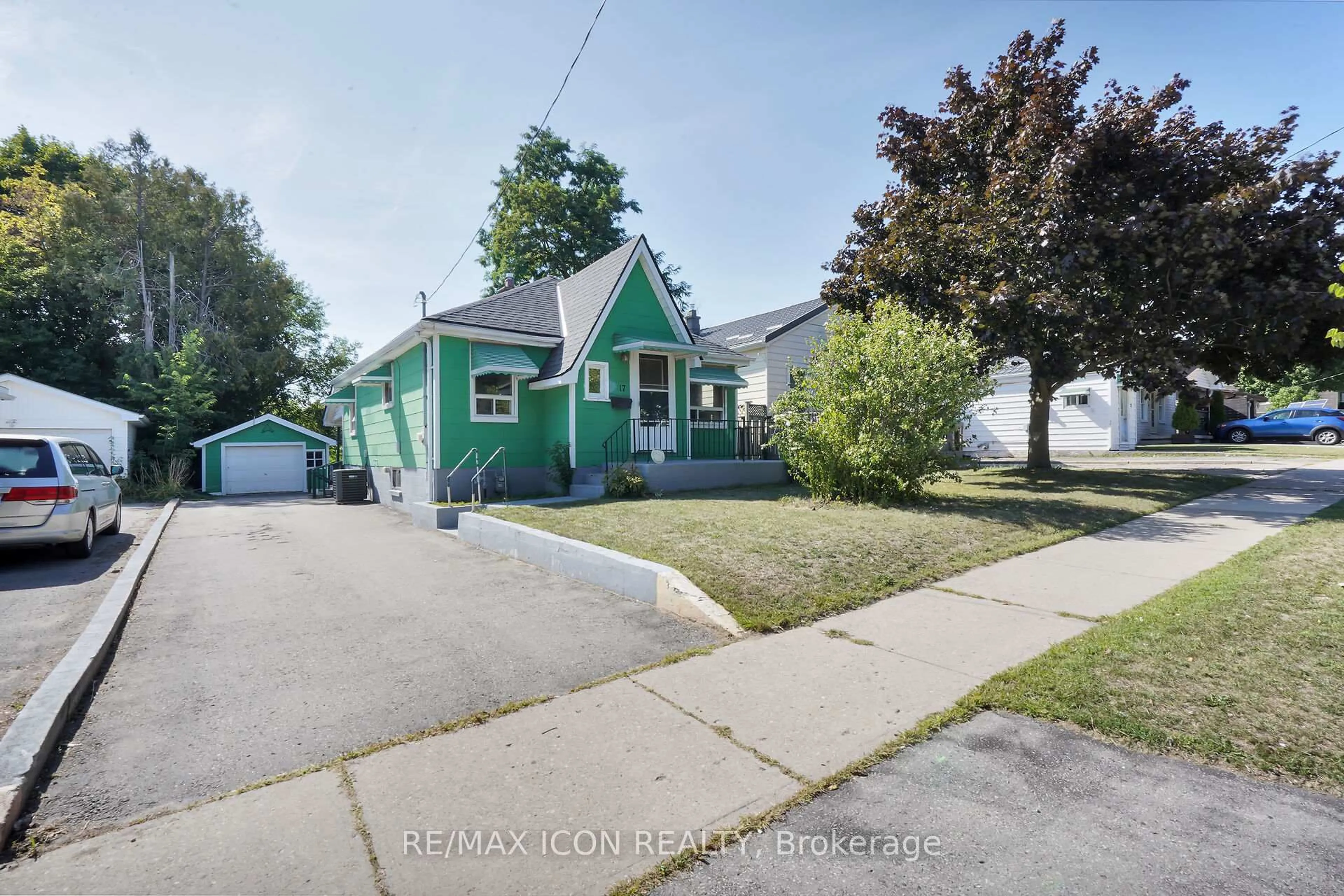 A pic from outside/outdoor area/front of a property/back of a property/a pic from drone, street for 17 Stuart St, London East Ontario N5Y 1S2