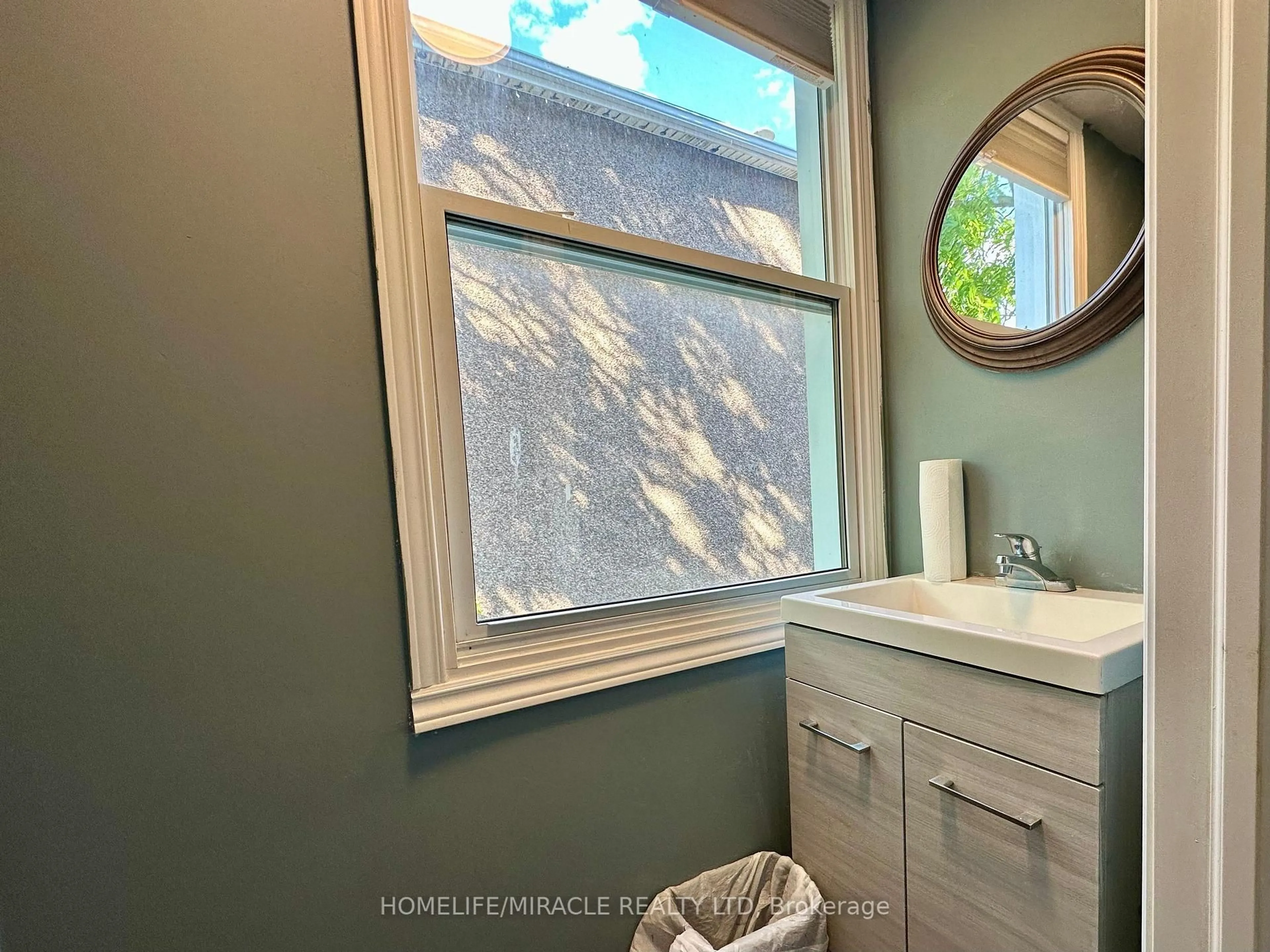 Contemporary bathroom, ceramic/tile floor for 175 Burgar St, Welland Ontario L3B 2T3