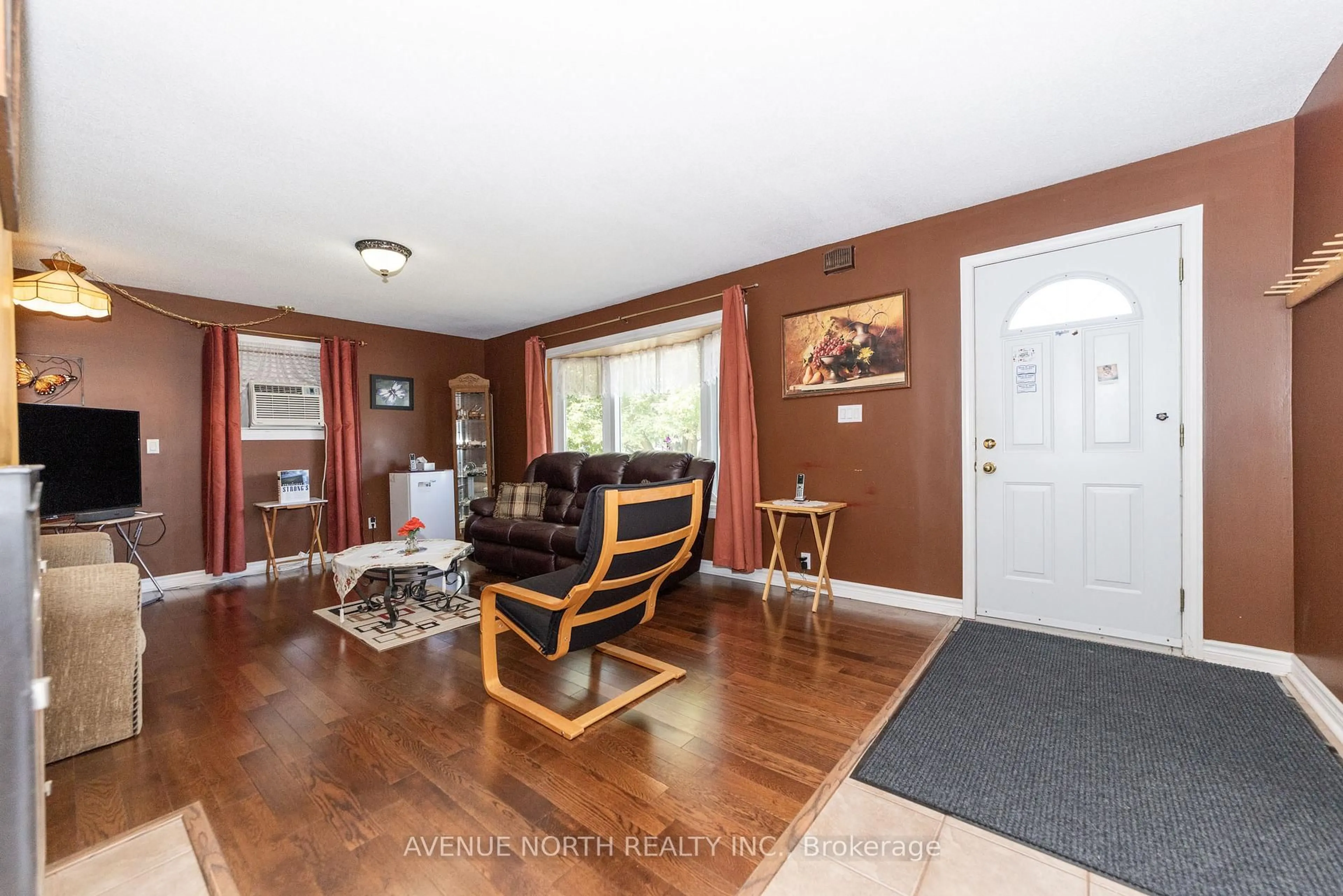 Living room with furniture, wood/laminate floor for 832 Notre Dame St, Russell Ontario K0A 1W1