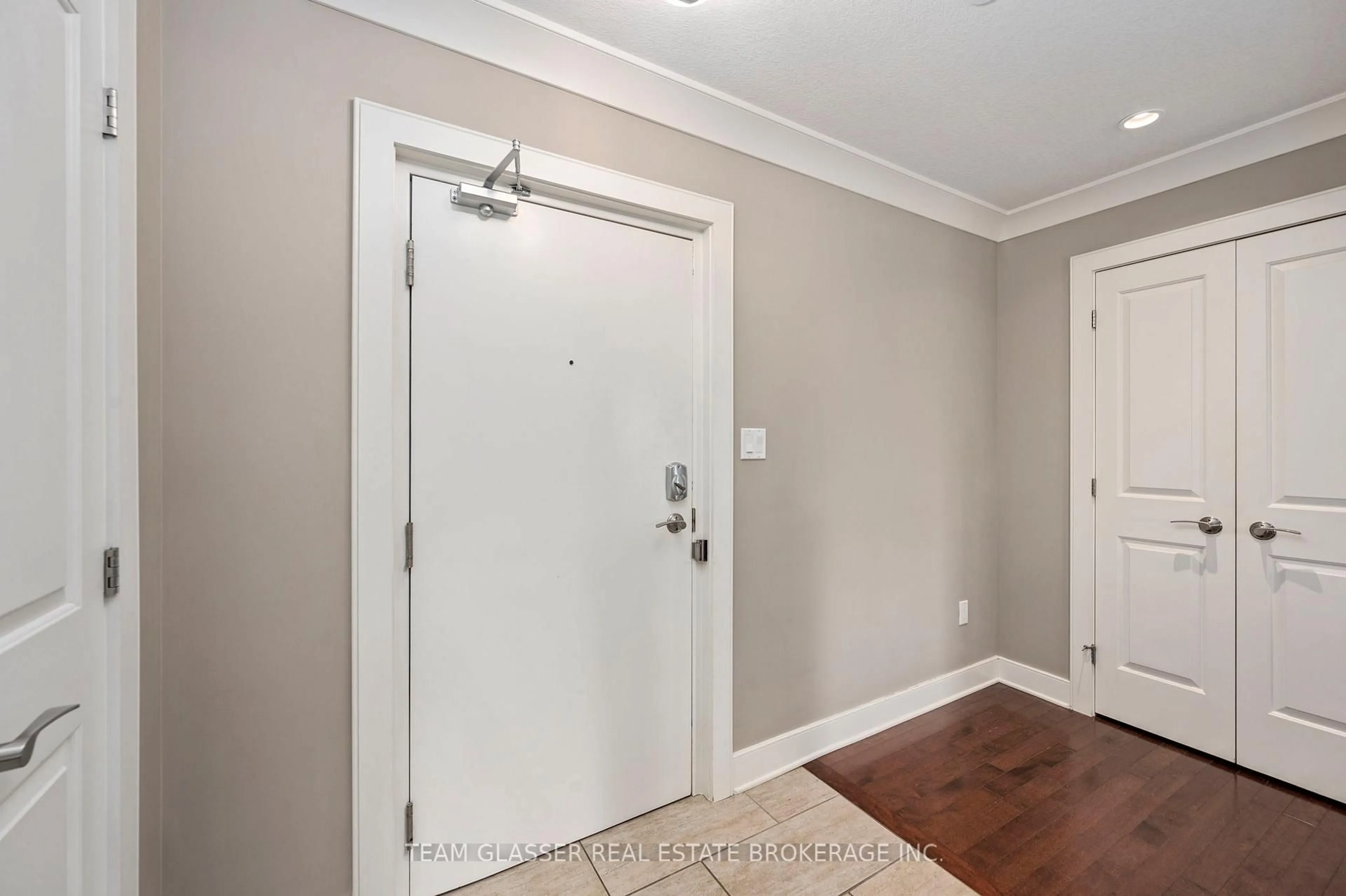 Indoor entryway for 320 Sugarcreek Tr #414, London North Ontario N6H 0G3