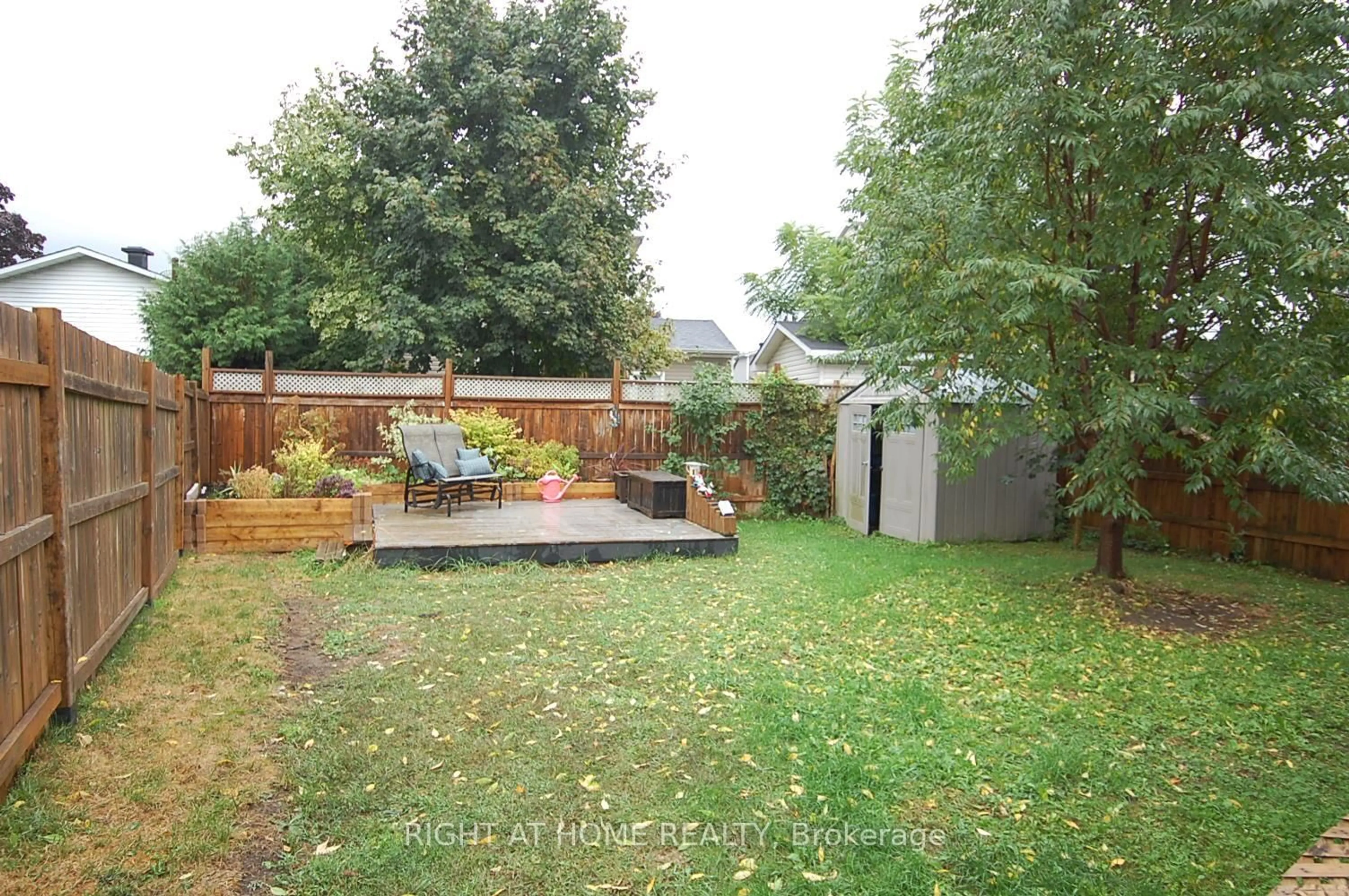A pic from outside/outdoor area/front of a property/back of a property/a pic from drone, street for 490 Dalrymple Dr, Clarence-Rockland Ontario K4K 1G7
