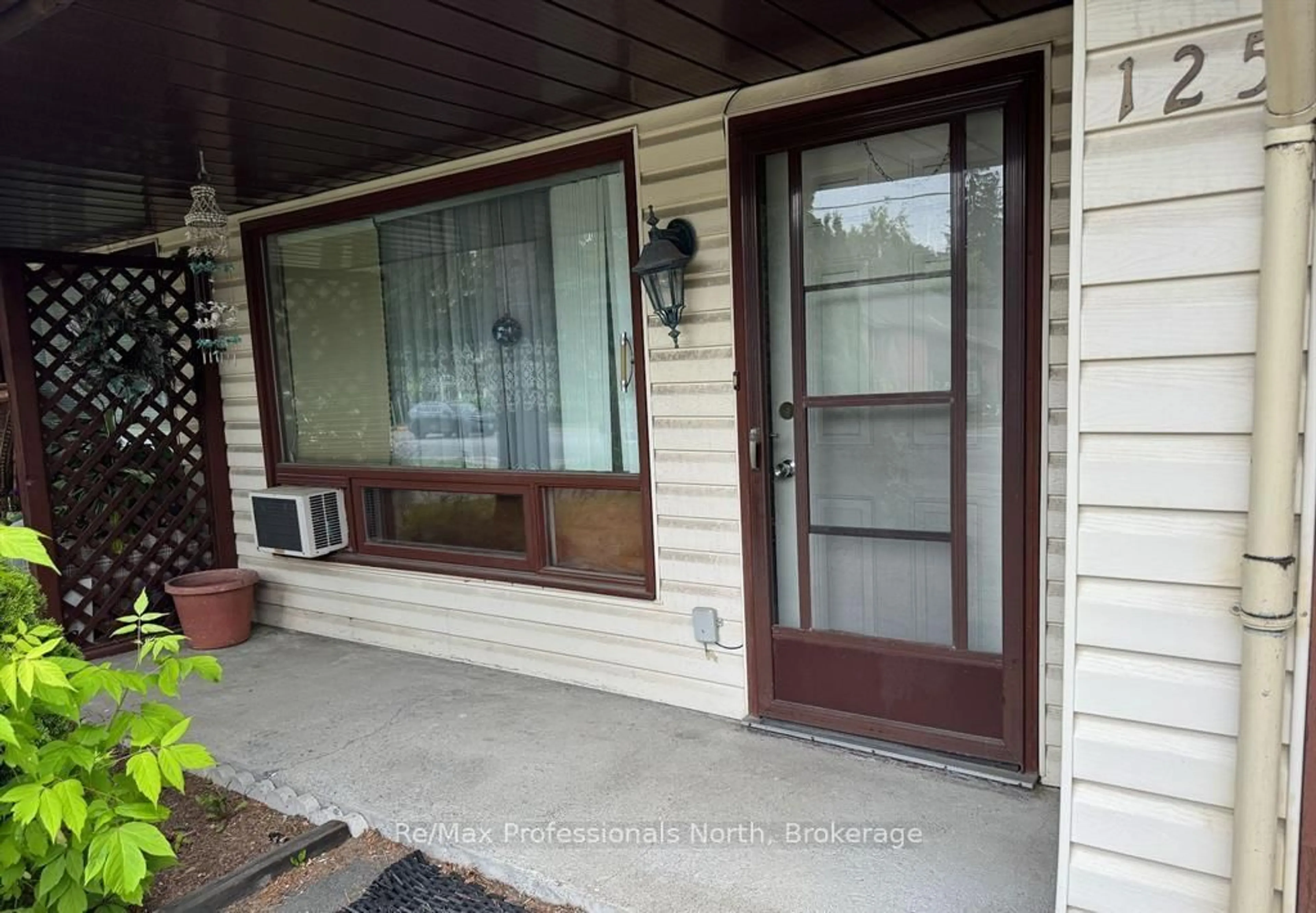 Indoor entryway for 125 Taylor Rd, Bracebridge Ontario P1L 1J5