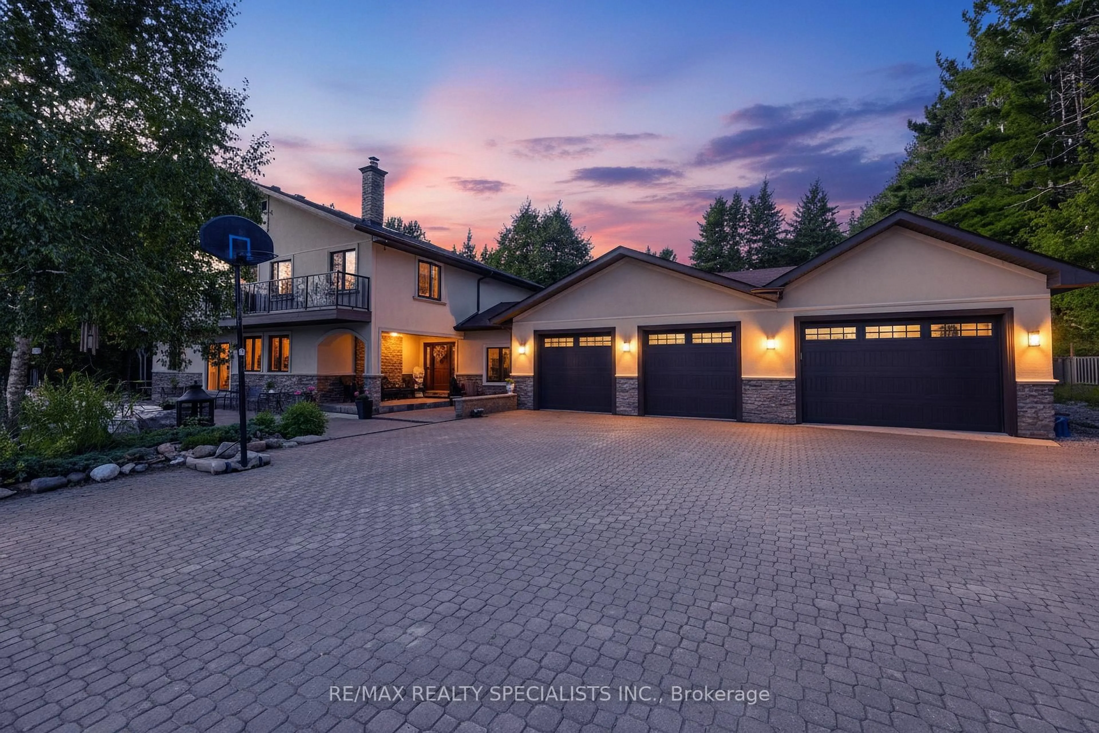 A pic from outside/outdoor area/front of a property/back of a property/a pic from drone, street for 428239 25th Side Rd, Mono Ontario L9V 1G1