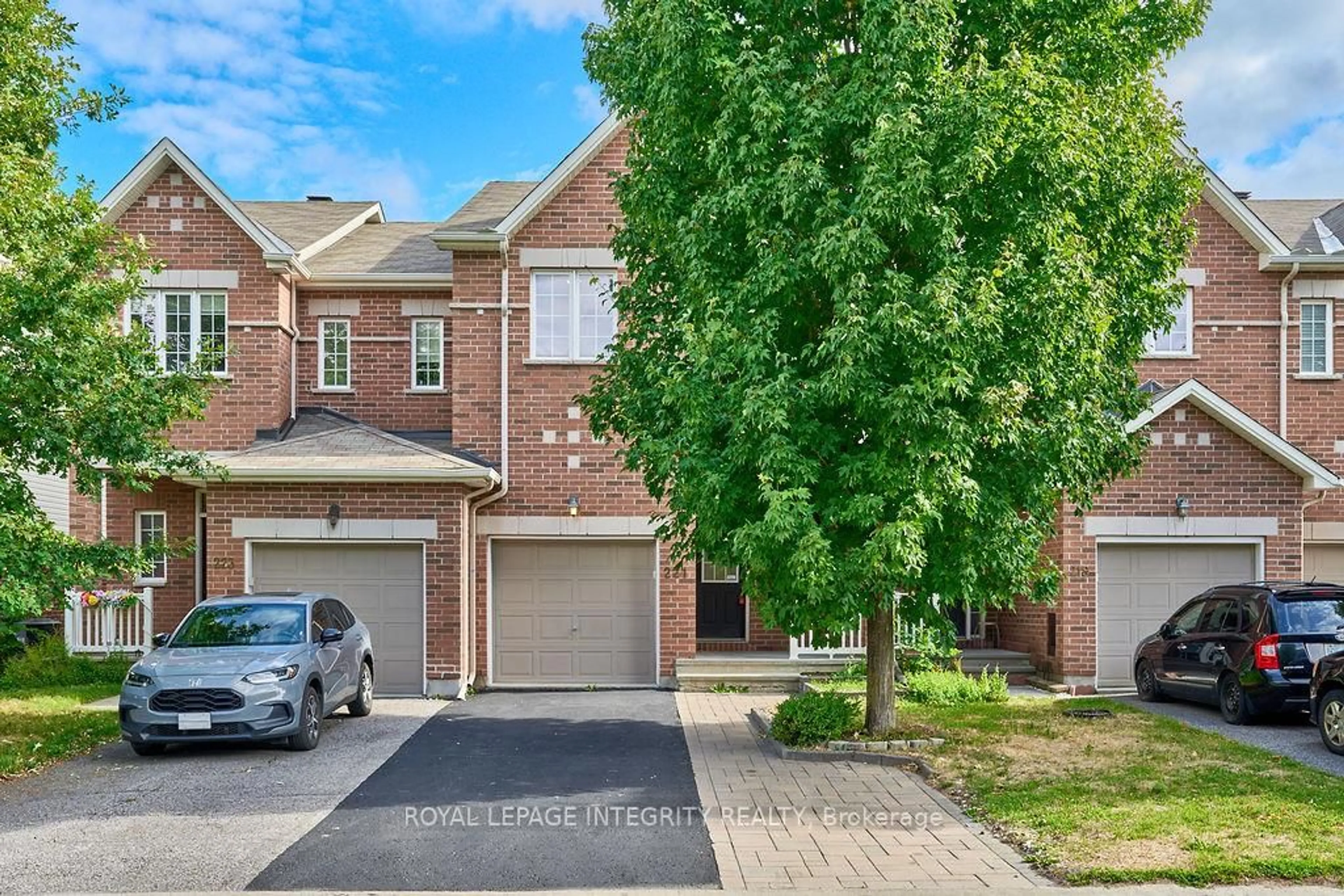 A pic from outside/outdoor area/front of a property/back of a property/a pic from drone, street for 221 Badgeley Ave, Ottawa Ontario K2T 0A4