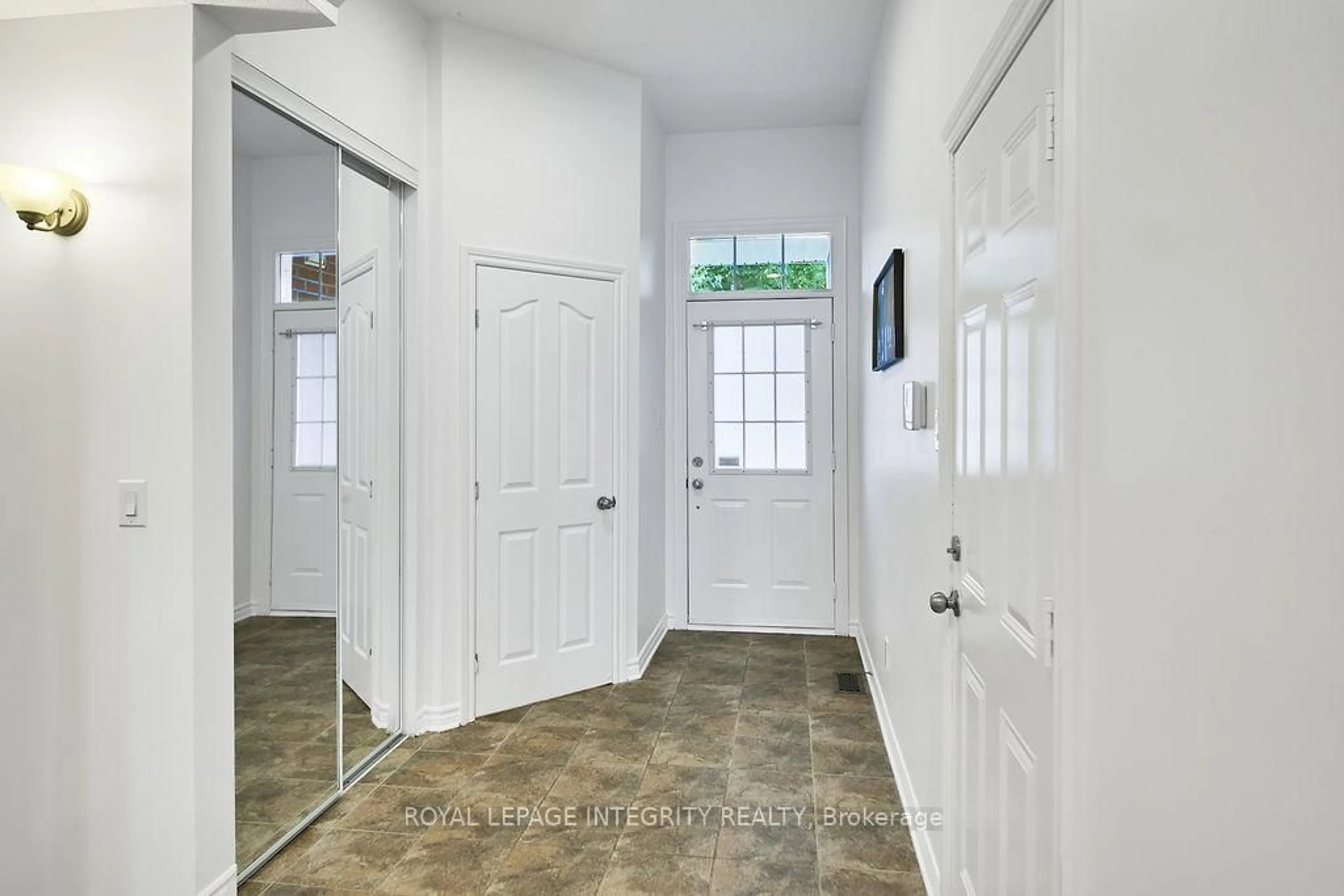 Indoor entryway for 221 Badgeley Ave, Ottawa Ontario K2T 0A4