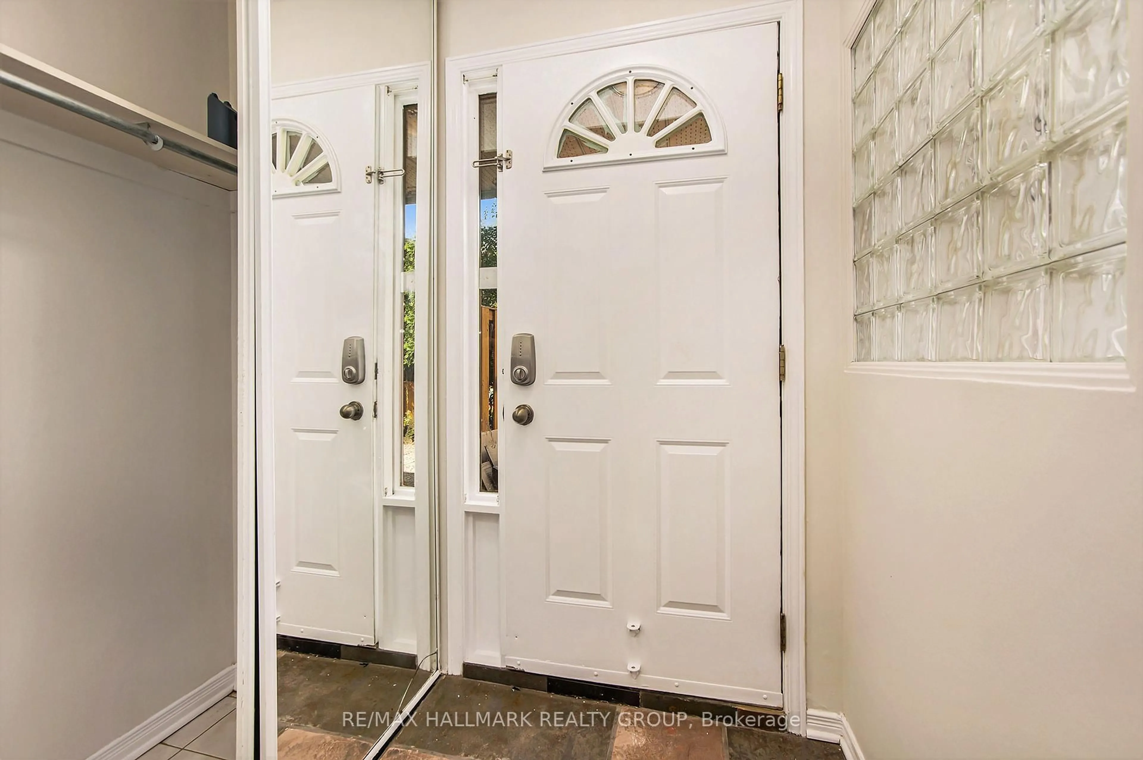 Indoor entryway for 120 Royalton Private, Ottawa Ontario K1V 9S3