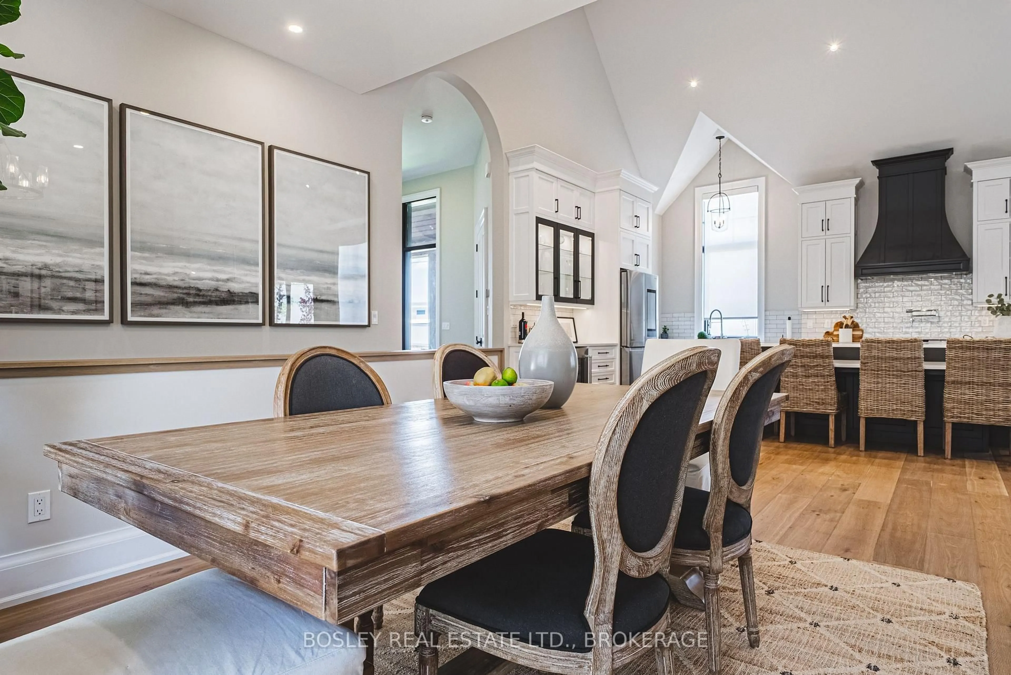 Dining room, wood/laminate floor for 110 Millpond Rd, Niagara-on-the-Lake Ontario L0S 1J1