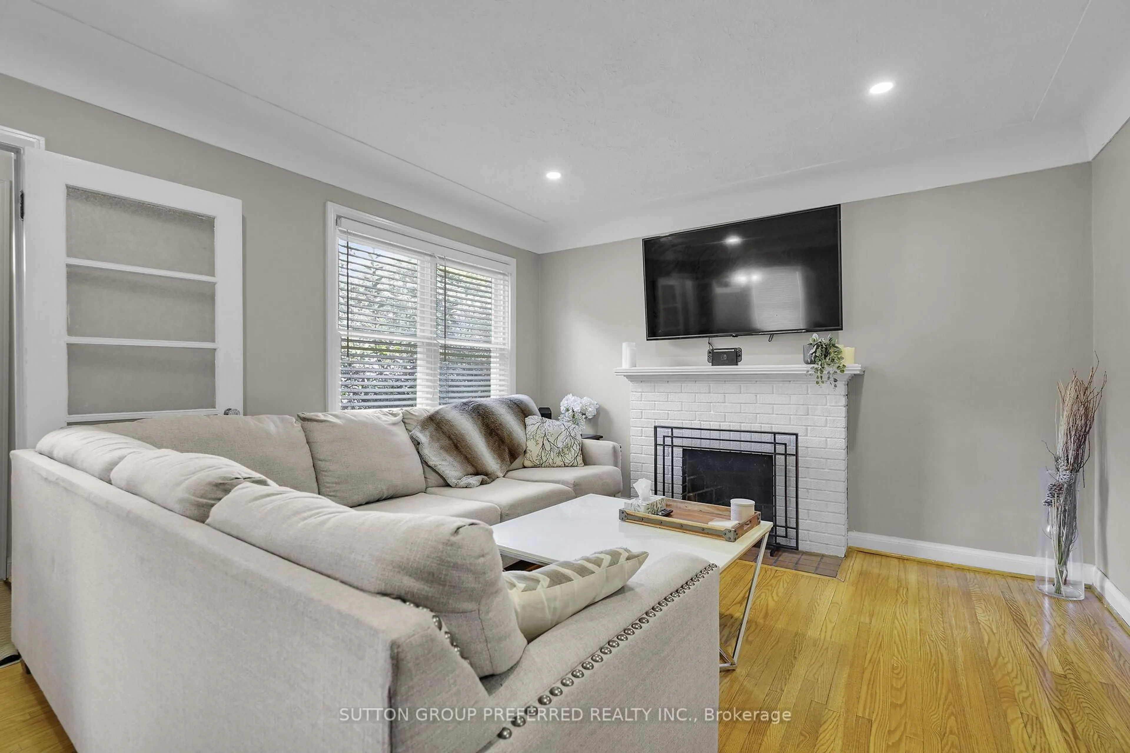 Living room with furniture, wood/laminate floor for 673 ROSS St, London East Ontario N5Y 3V9