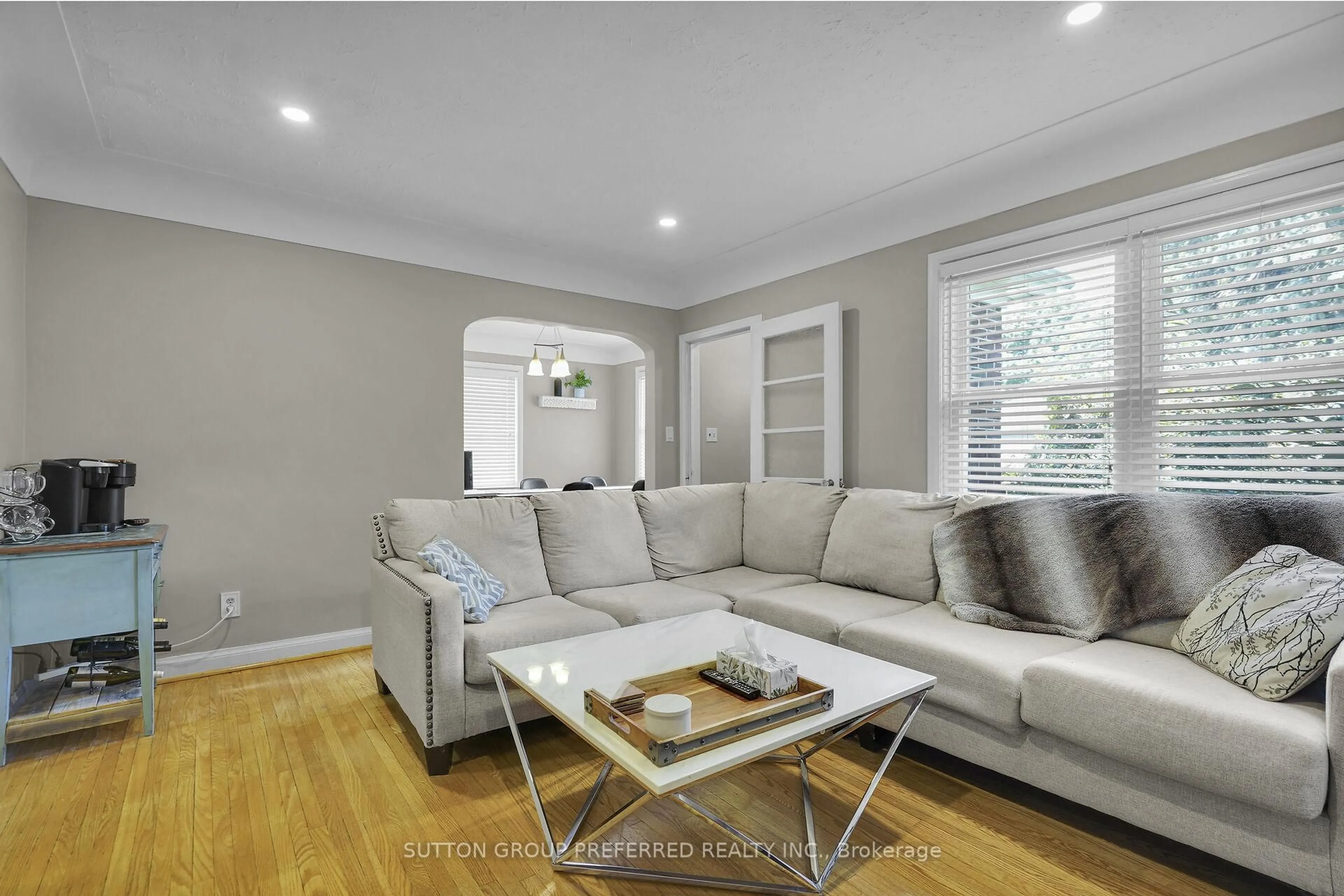 Living room with furniture, wood/laminate floor for 673 ROSS St, London East Ontario N5Y 3V9