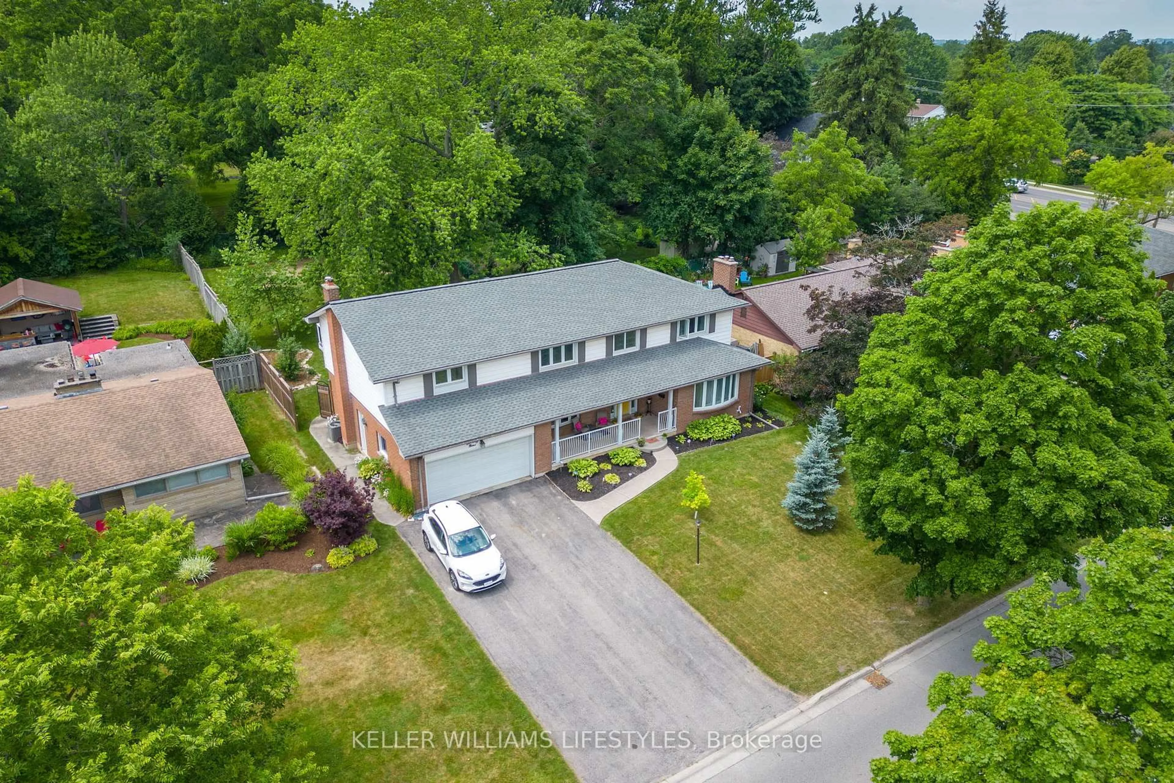 A pic from outside/outdoor area/front of a property/back of a property/a pic from drone, street for 479 HUNTINGDON Dr, London South Ontario N6C 4H9