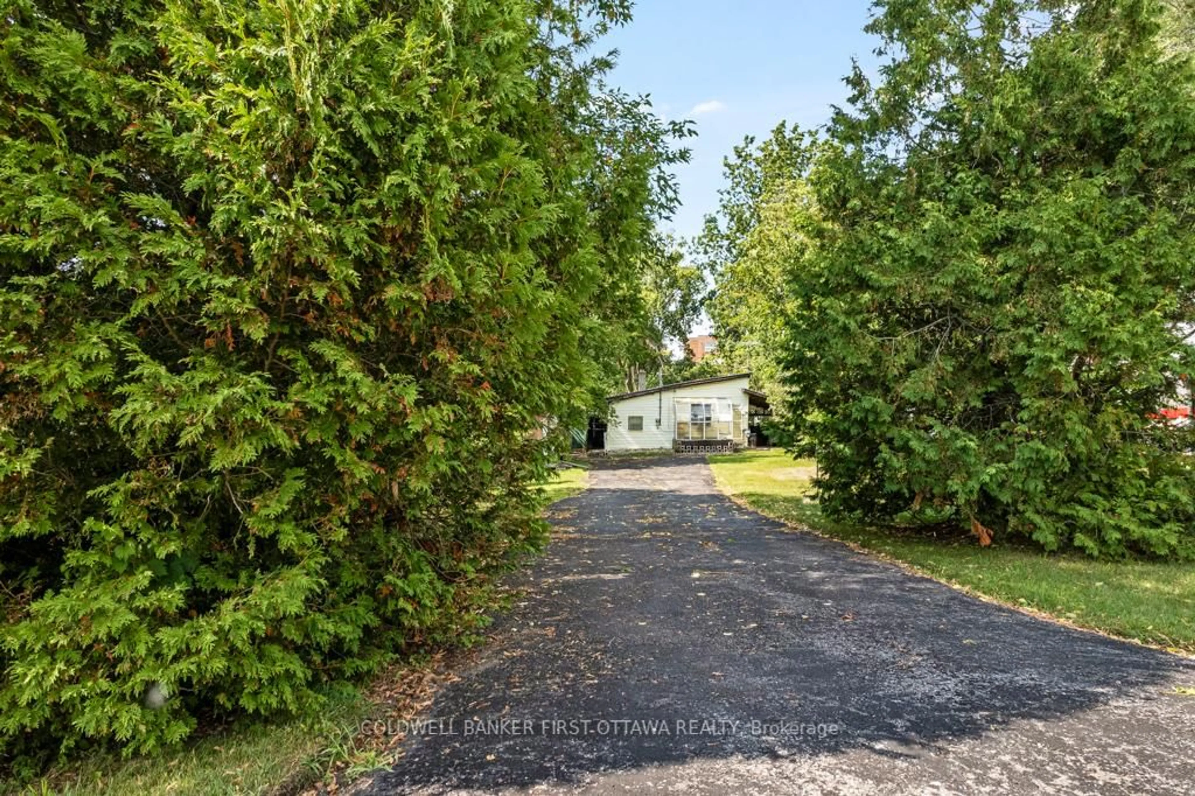 A pic from outside/outdoor area/front of a property/back of a property/a pic from drone, street for 16 Jones St, Smiths Falls Ontario K7A 3L5