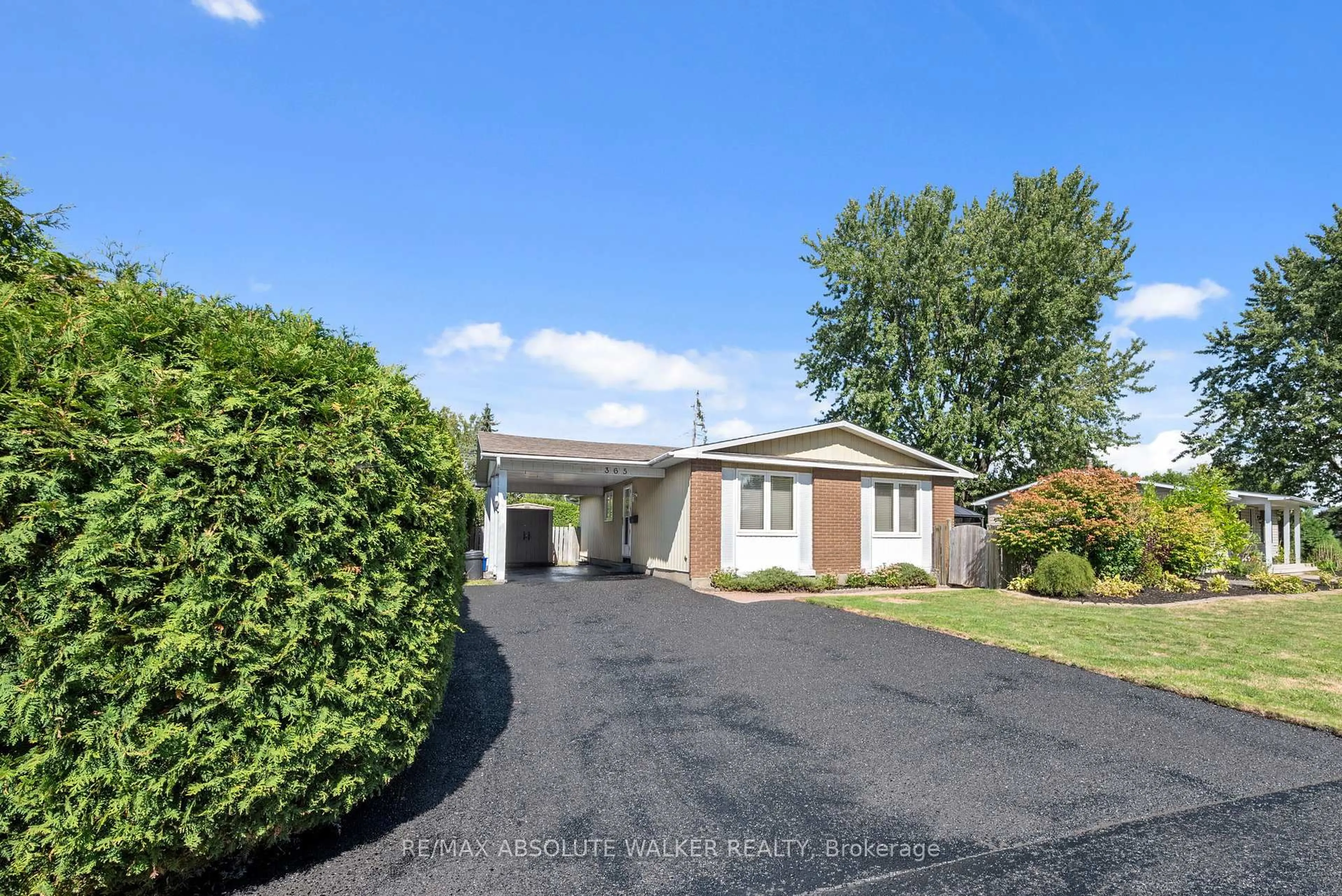A pic from outside/outdoor area/front of a property/back of a property/a pic from drone, street for 365 Amiens St, Ottawa Ontario K1E 1P1