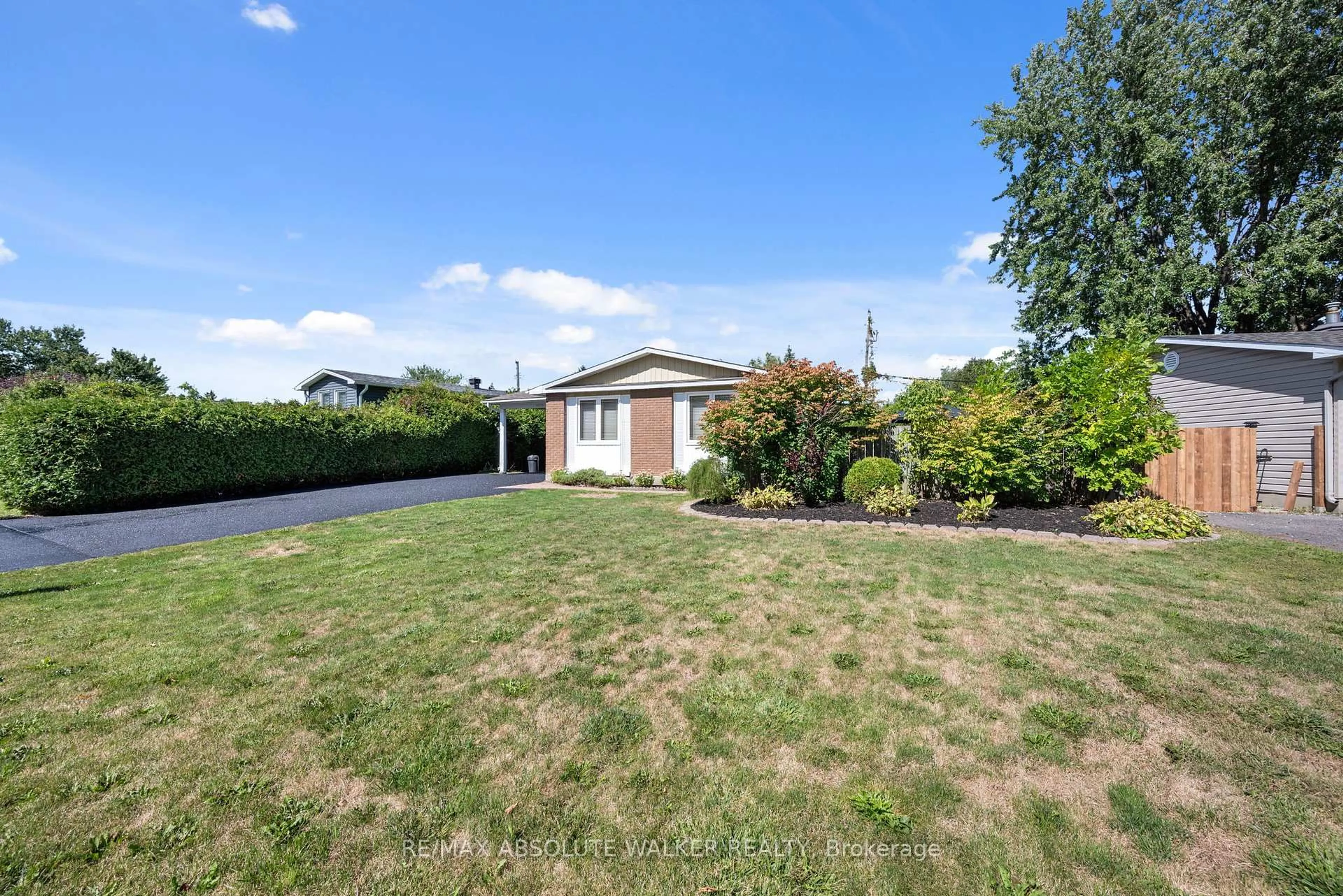 A pic from outside/outdoor area/front of a property/back of a property/a pic from drone, street for 365 Amiens St, Ottawa Ontario K1E 1P1