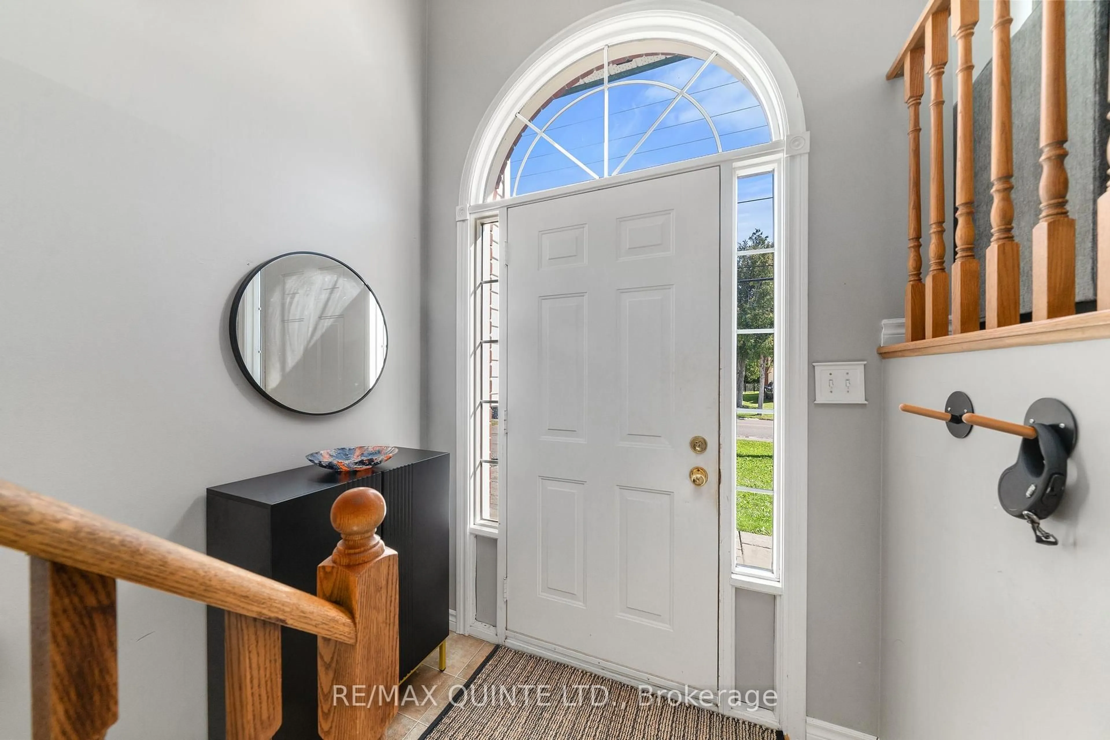 Indoor entryway for 96 Cedar St, Brighton Ontario K0K 1H0
