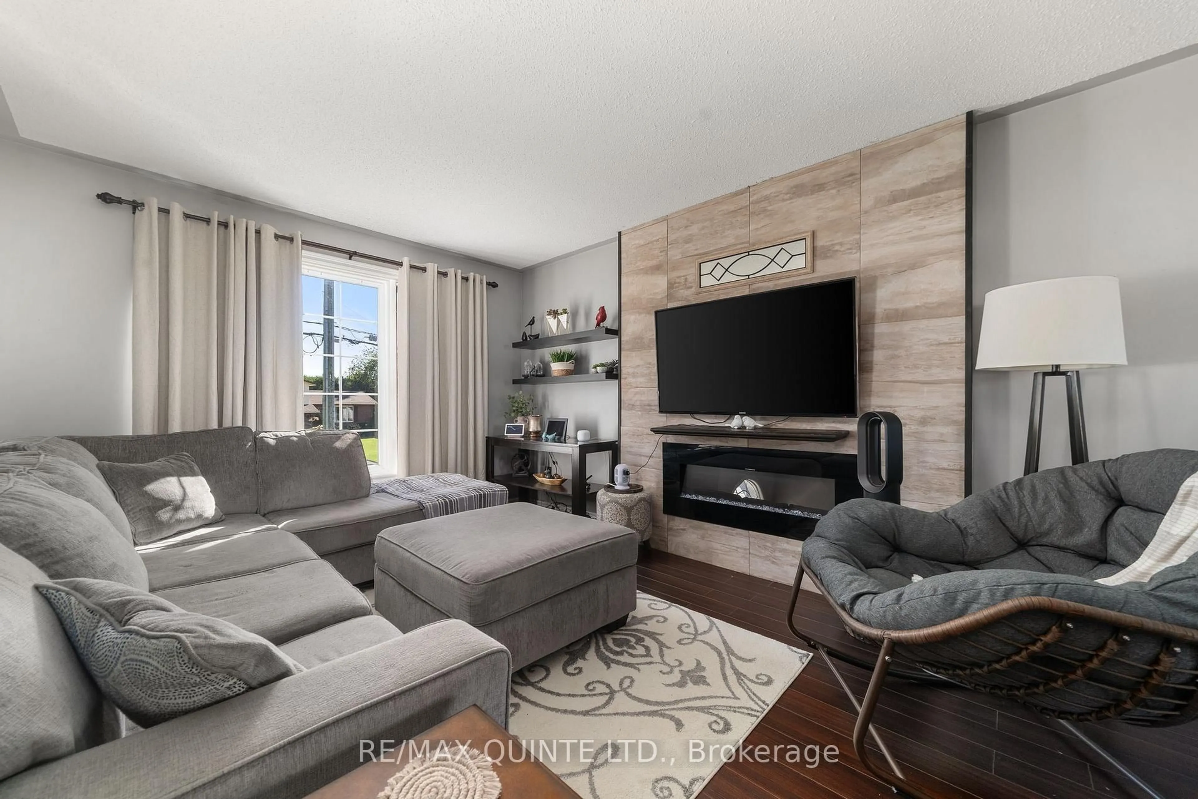 Living room with furniture, wood/laminate floor for 96 Cedar St, Brighton Ontario K0K 1H0