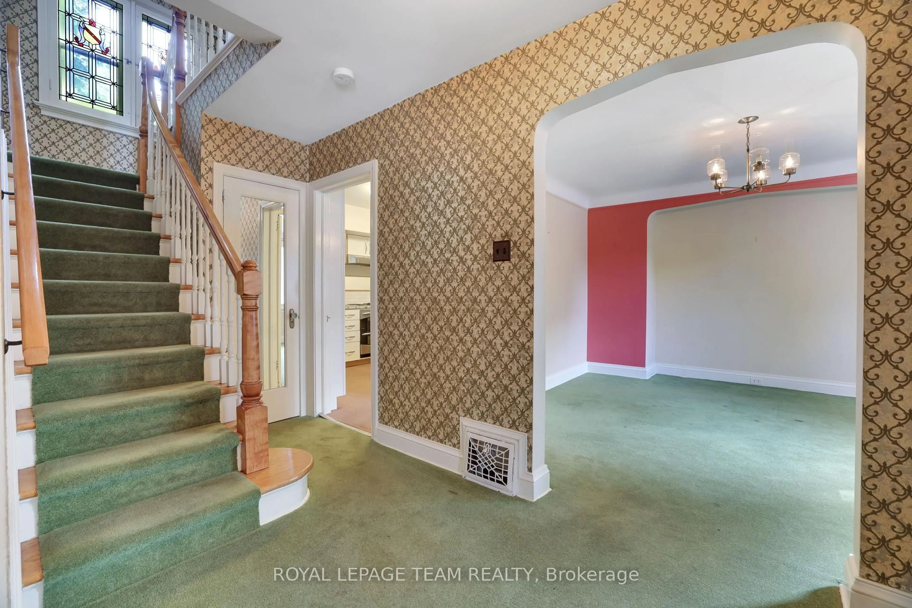 Indoor foyer for 17 KIPPEWA Dr, Ottawa Ontario K1S 3G3