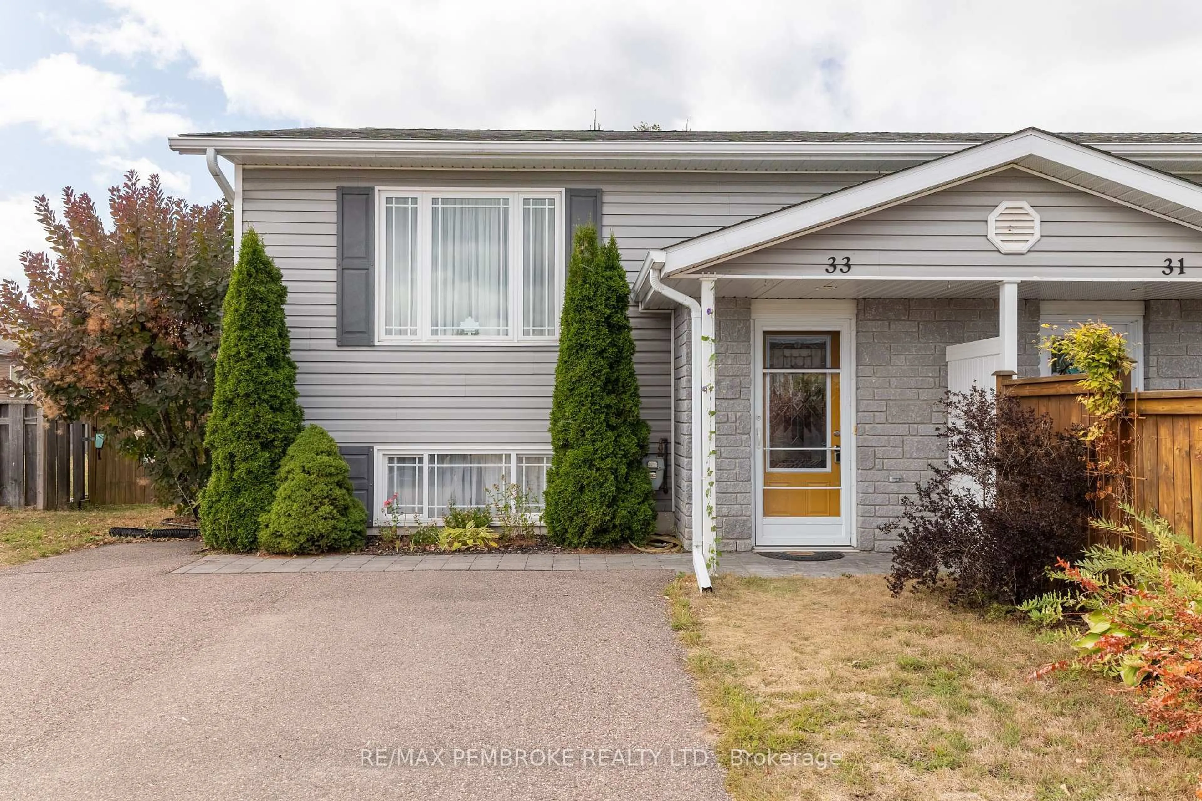 Home with vinyl exterior material, street for 33 Renfrew St, Petawawa Ontario K8H 0A6