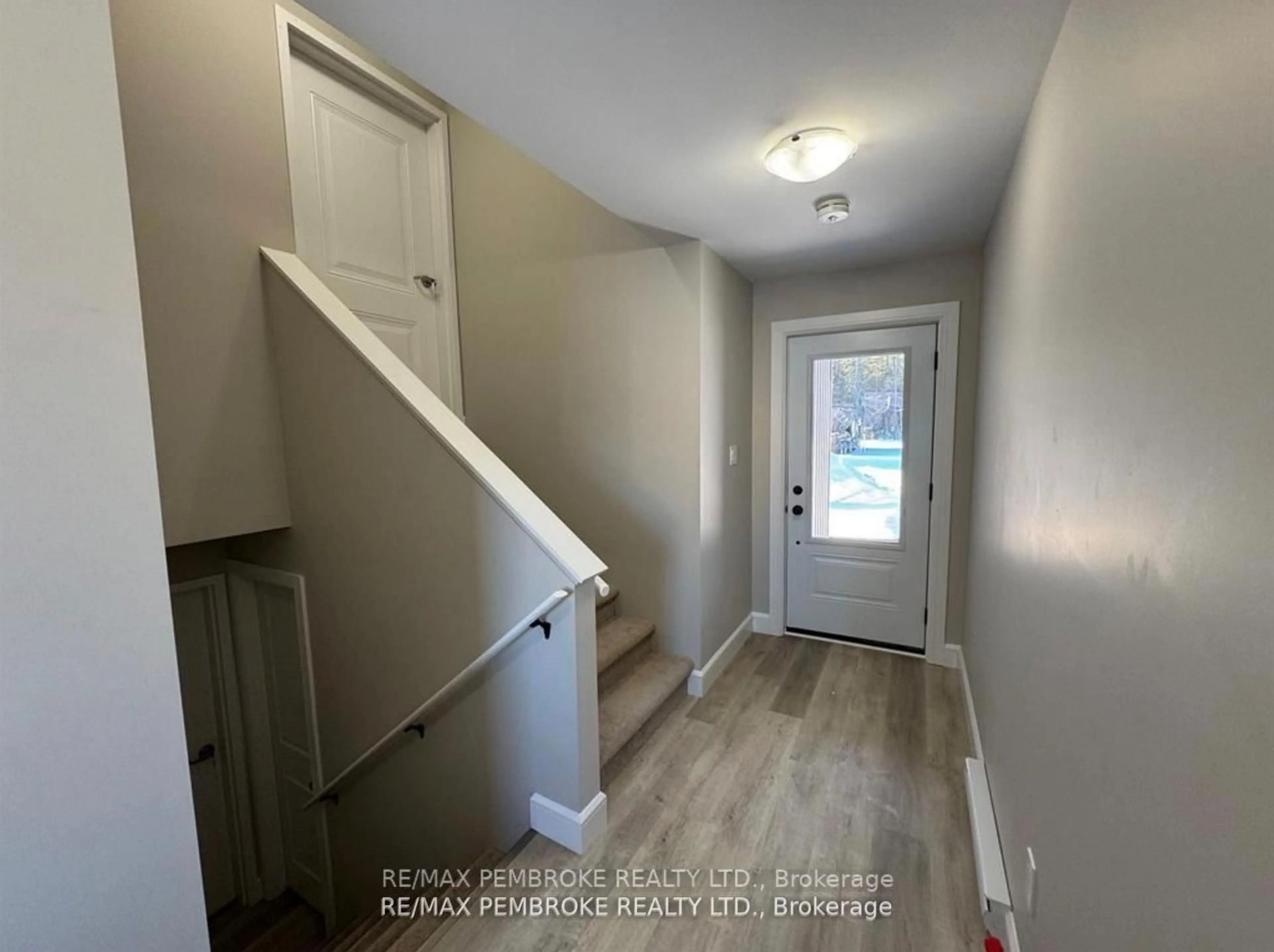 Indoor entryway for 2063 Sandstone Cres, Petawawa Ontario K8H 0B2