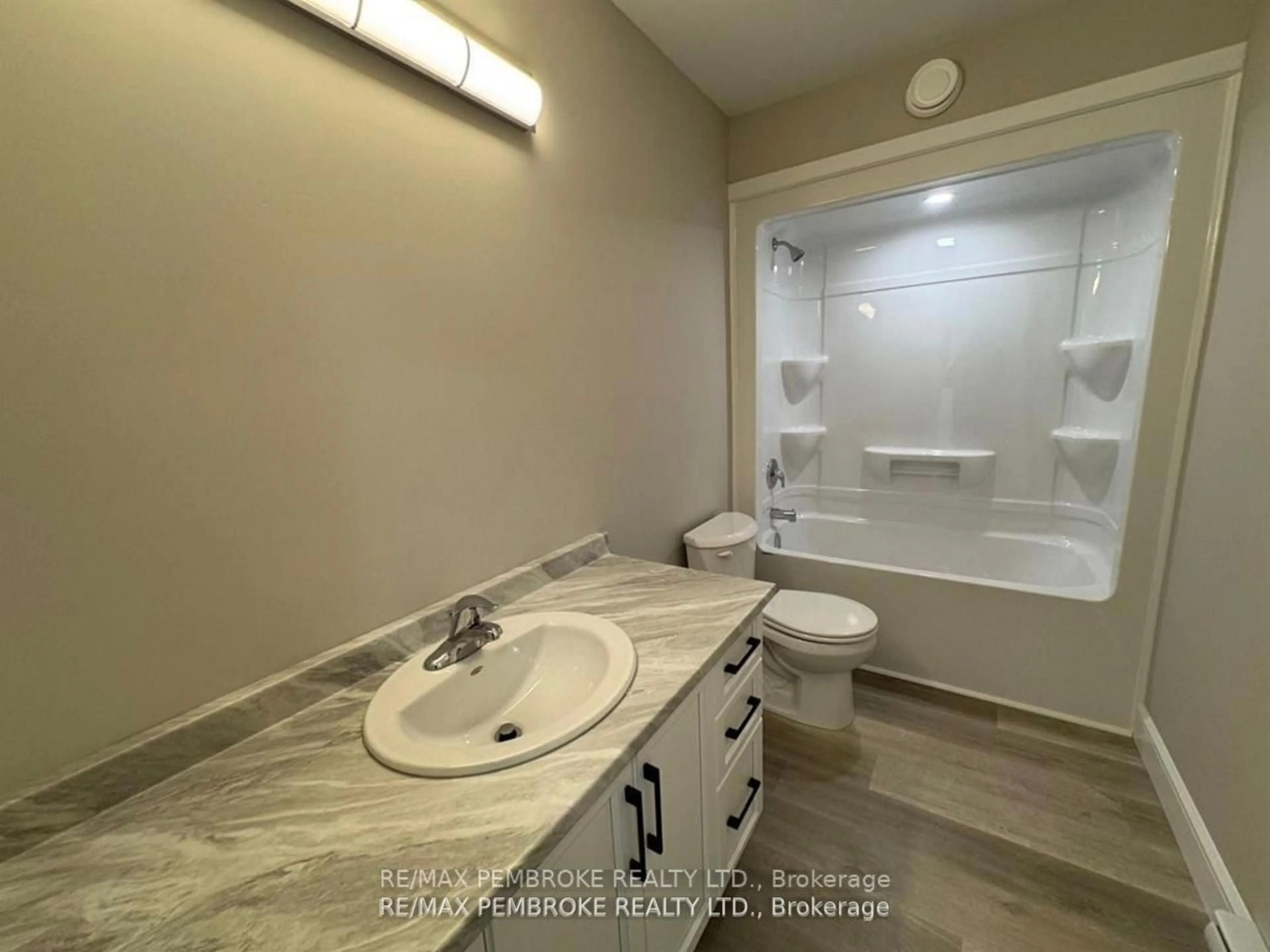 Standard bathroom, ceramic/tile floor for 2063 Sandstone Cres, Petawawa Ontario K8H 0B2