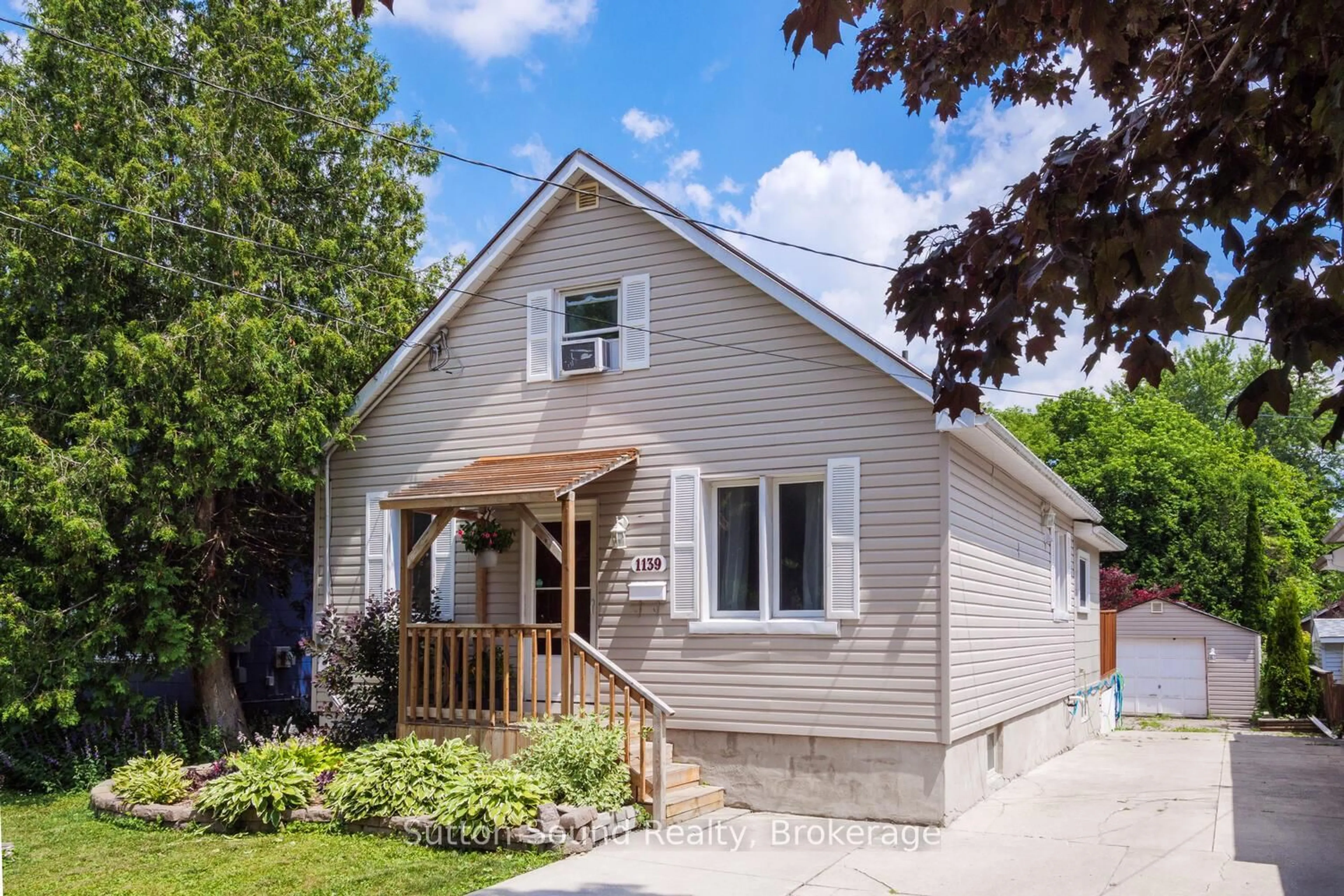 Home with vinyl exterior material, street for 1139 4th Ave, Owen Sound Ontario N4K 4W3