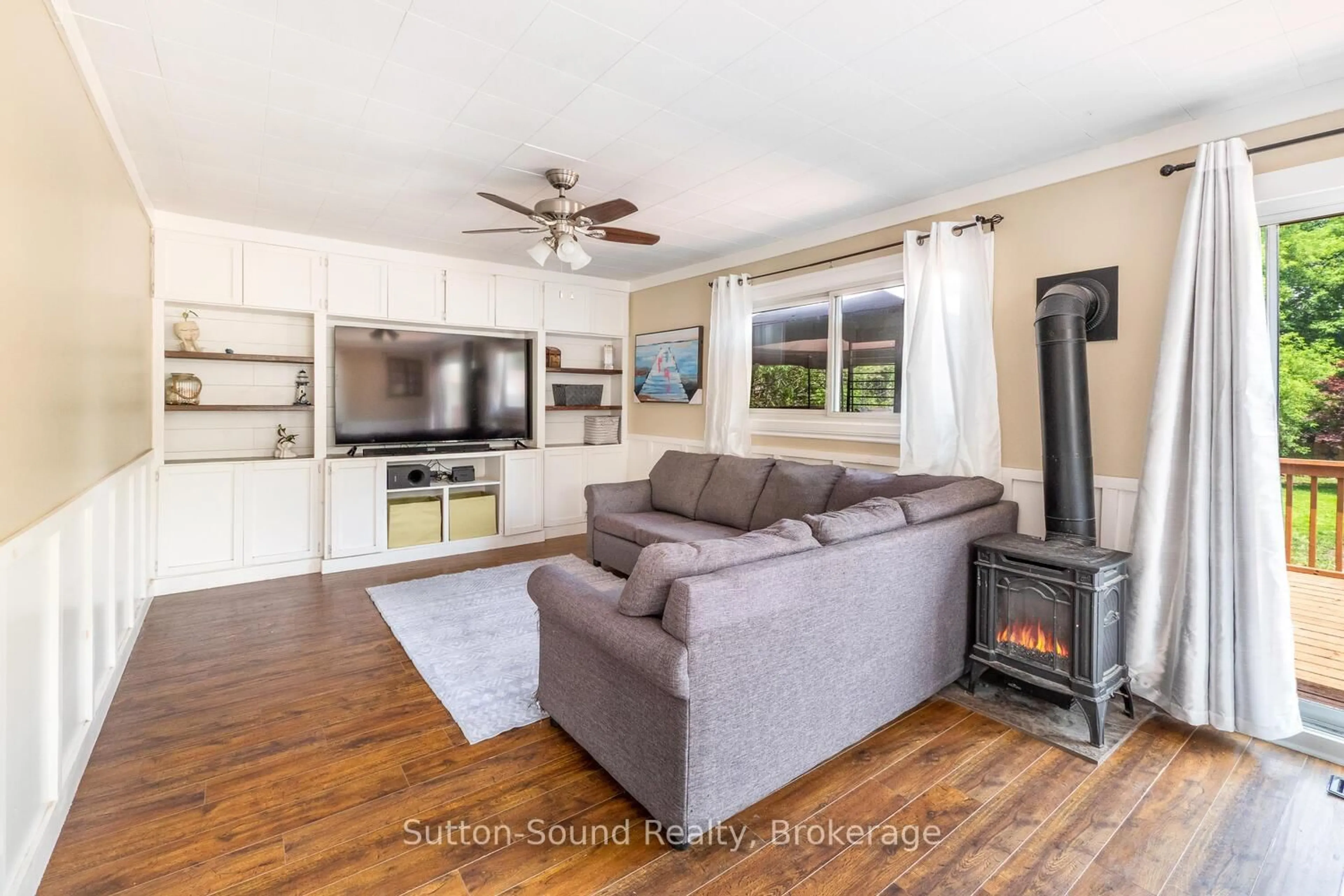 Living room with furniture, wood/laminate floor for 1139 4th Ave, Owen Sound Ontario N4K 4W3