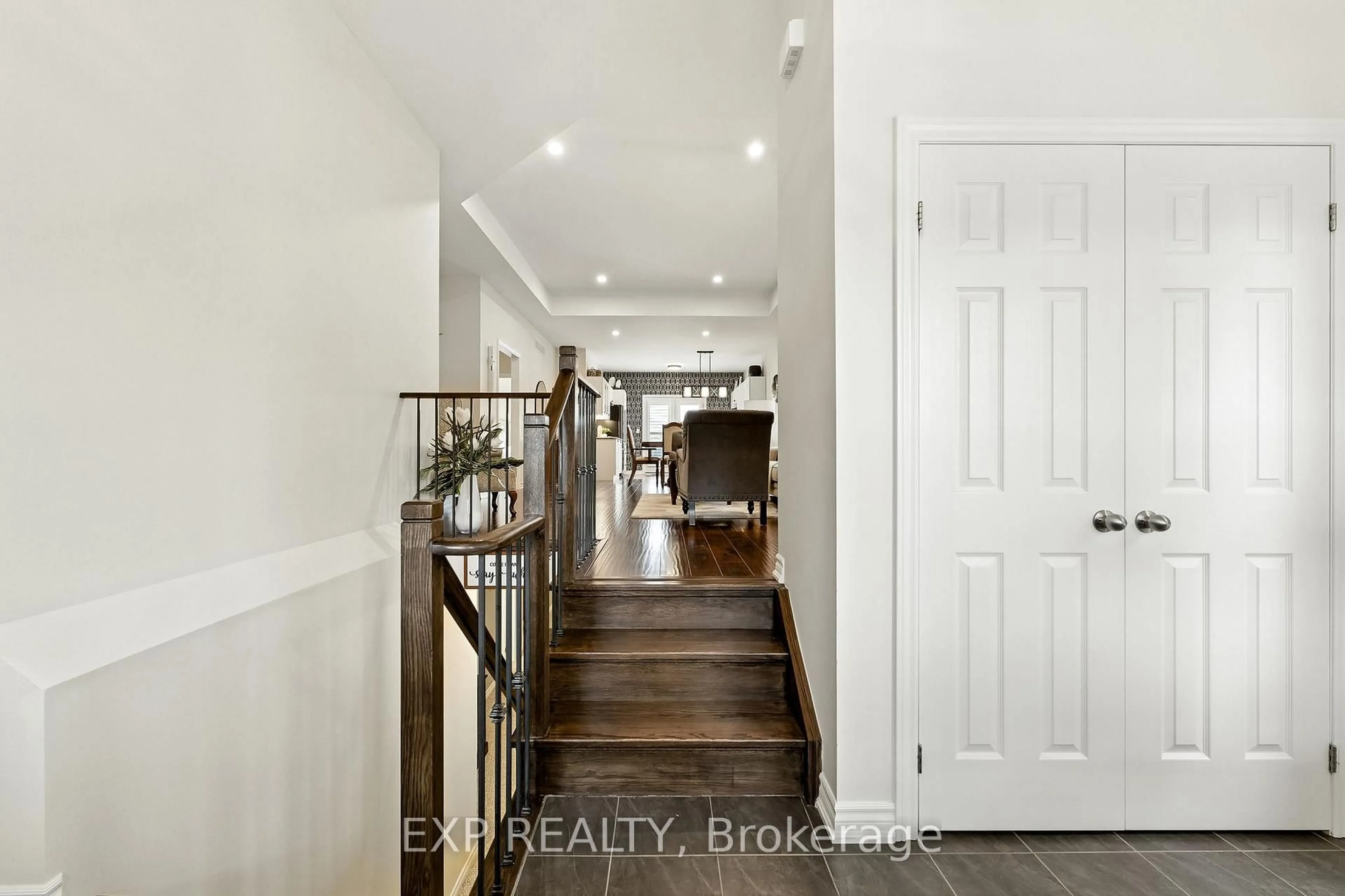 Indoor entryway for 261 Morgan St, Cobourg Ontario K9A 0L5