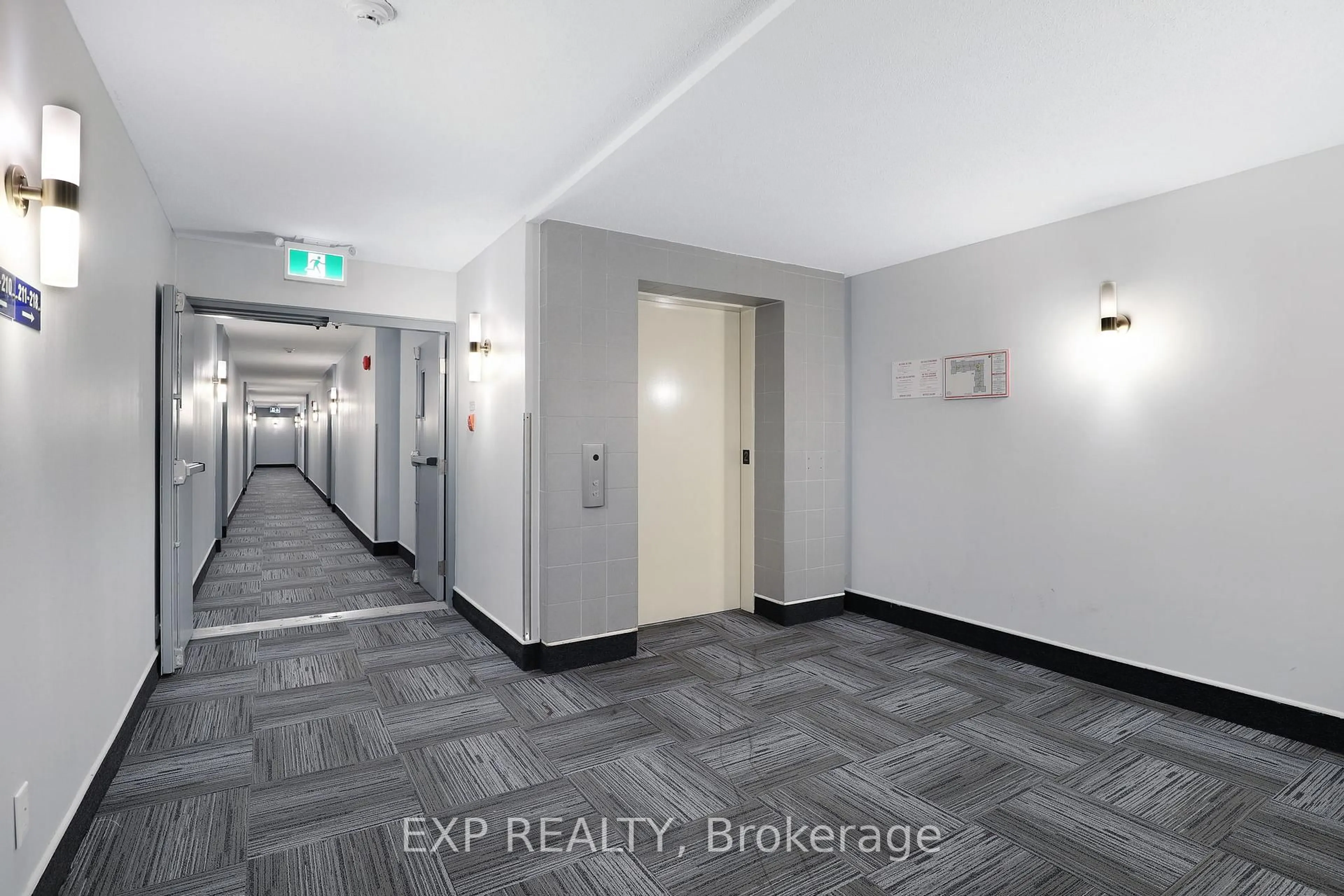 Indoor foyer for 214 Viewmount Dr #212, Ottawa Ontario K2E 7X3