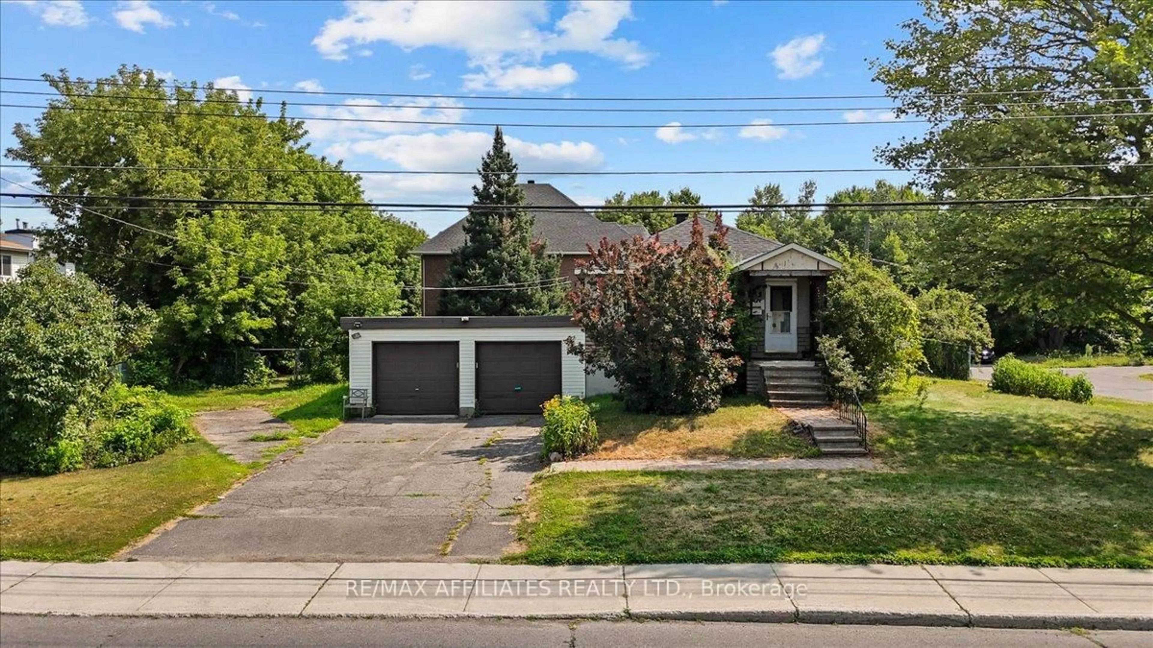A pic from outside/outdoor area/front of a property/back of a property/a pic from drone, street for 1133 Snow St, Ottawa Ontario K1J 7R5