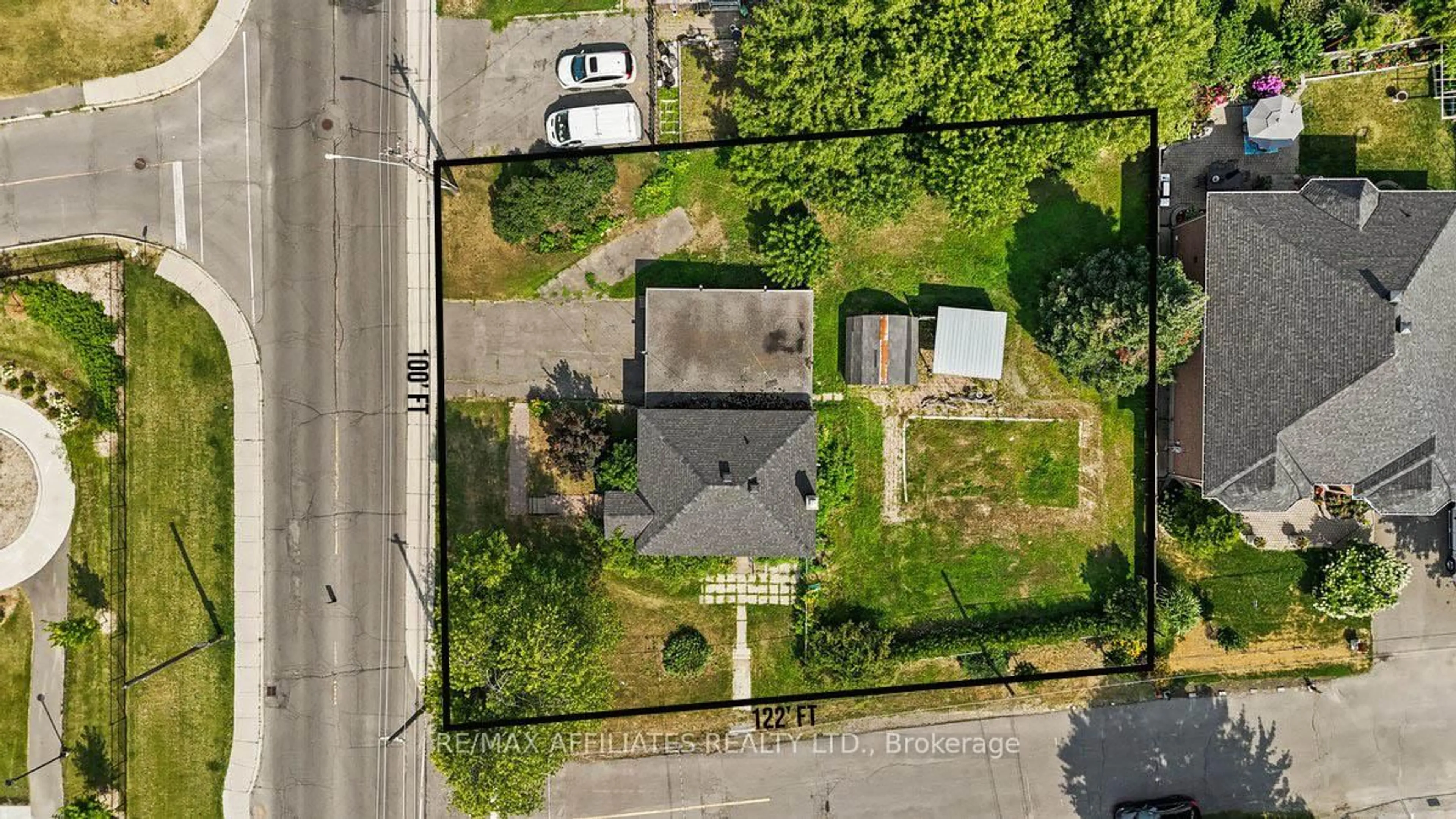 A pic from outside/outdoor area/front of a property/back of a property/a pic from drone, street for 1133 Snow St, Ottawa Ontario K1J 7R5