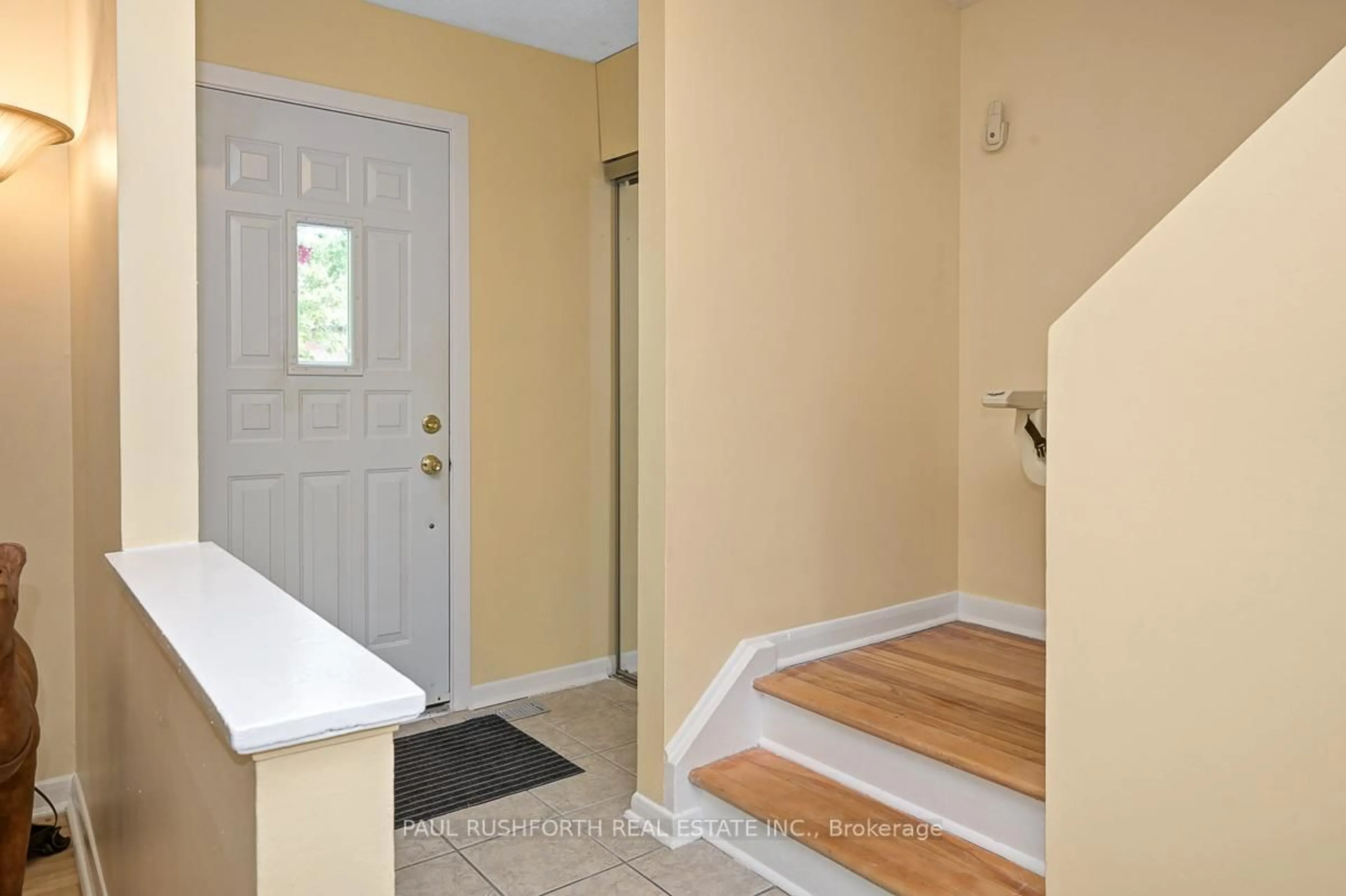 Indoor entryway for 838 Borthwick Ave, Ottawa Ontario K1K 2M8