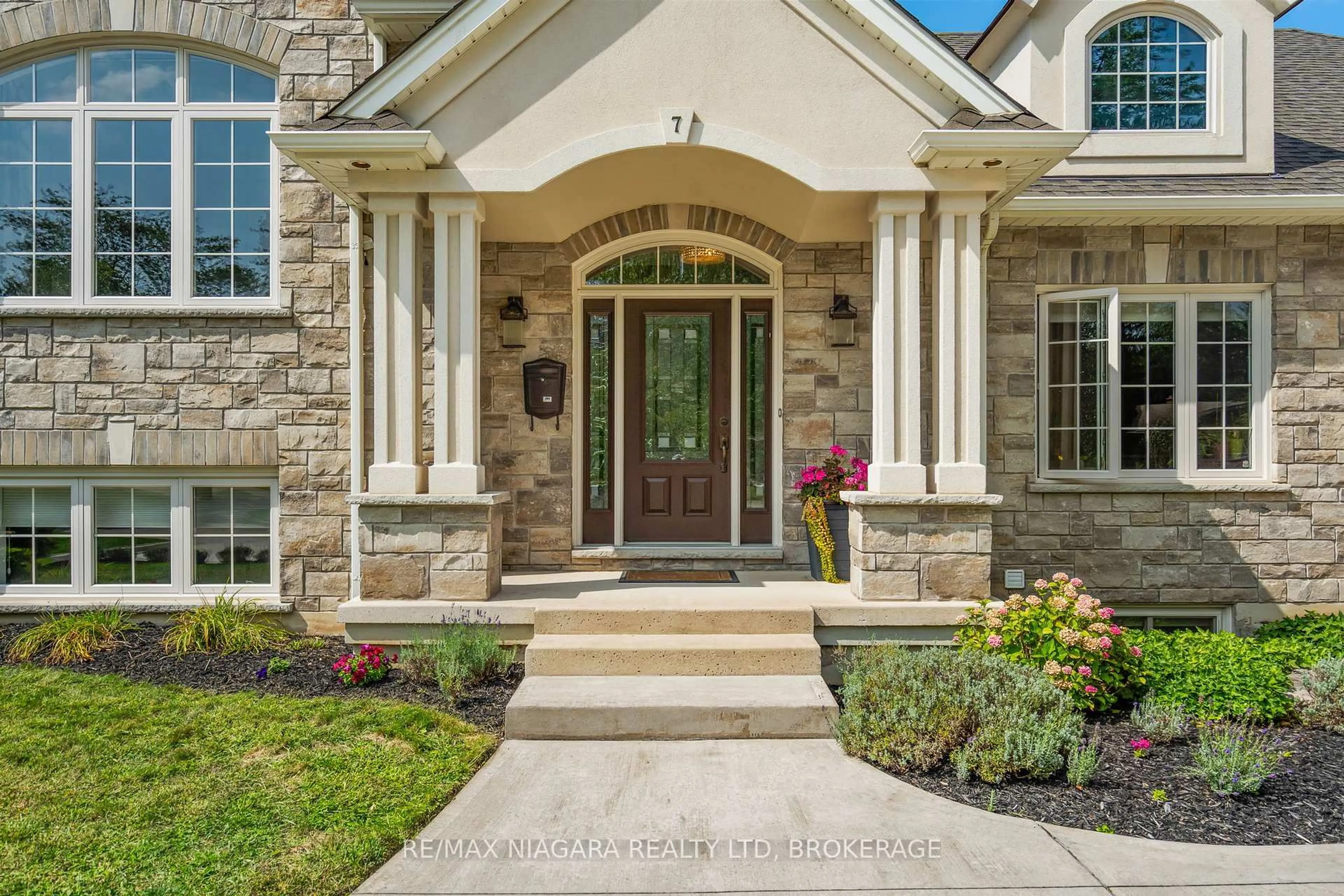 Indoor entryway for 7 Parklane Cres, St. Catharines Ontario L2T 3T9