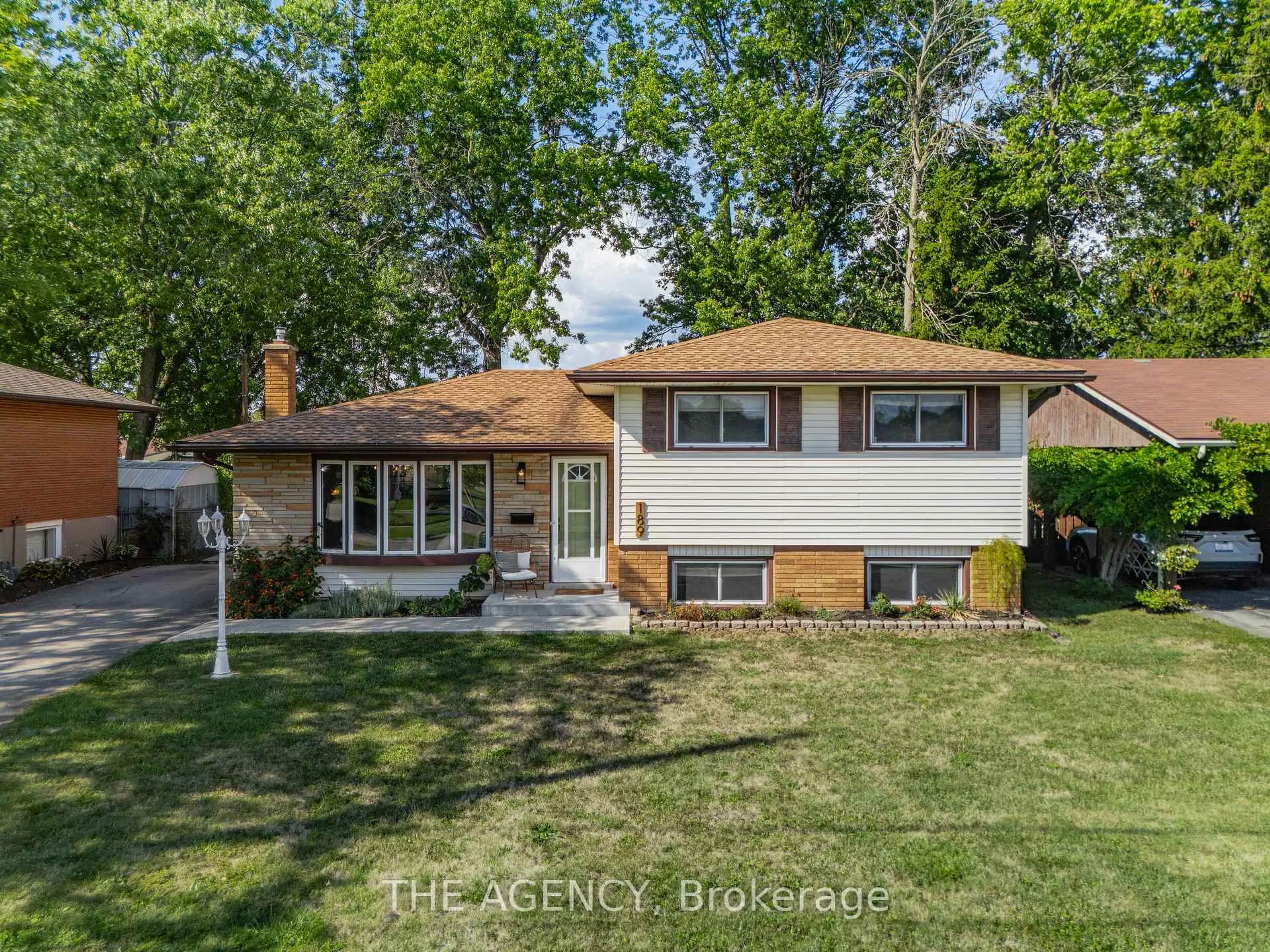 A pic from outside/outdoor area/front of a property/back of a property/a pic from drone, street for 189 Lavinia St, Fort Erie Ontario L2A 2G1