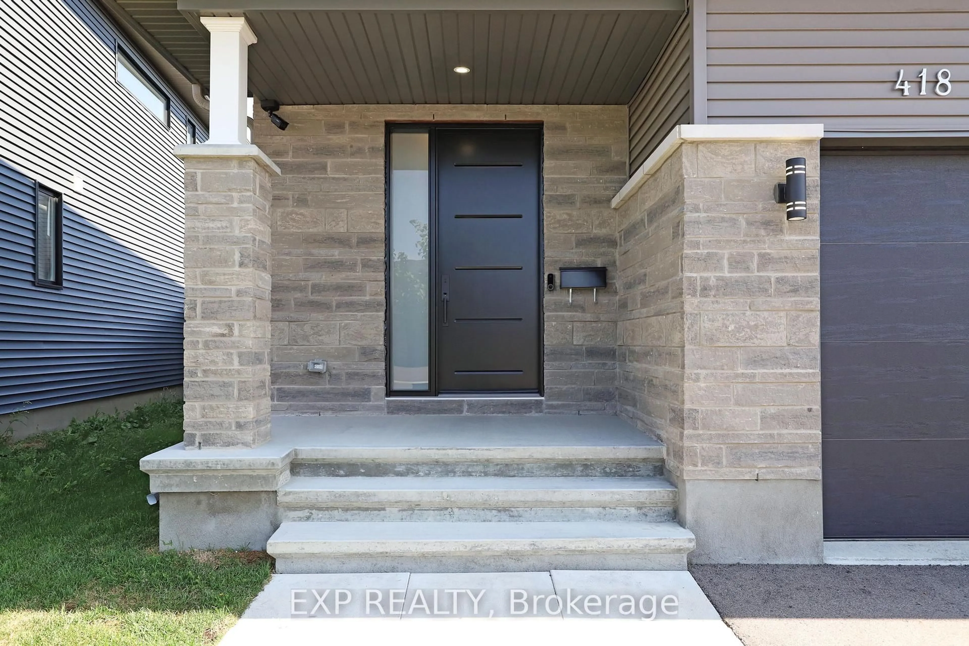 Indoor entryway for 418 Sterling Ave, Clarence-Rockland Ontario K4K 0M5