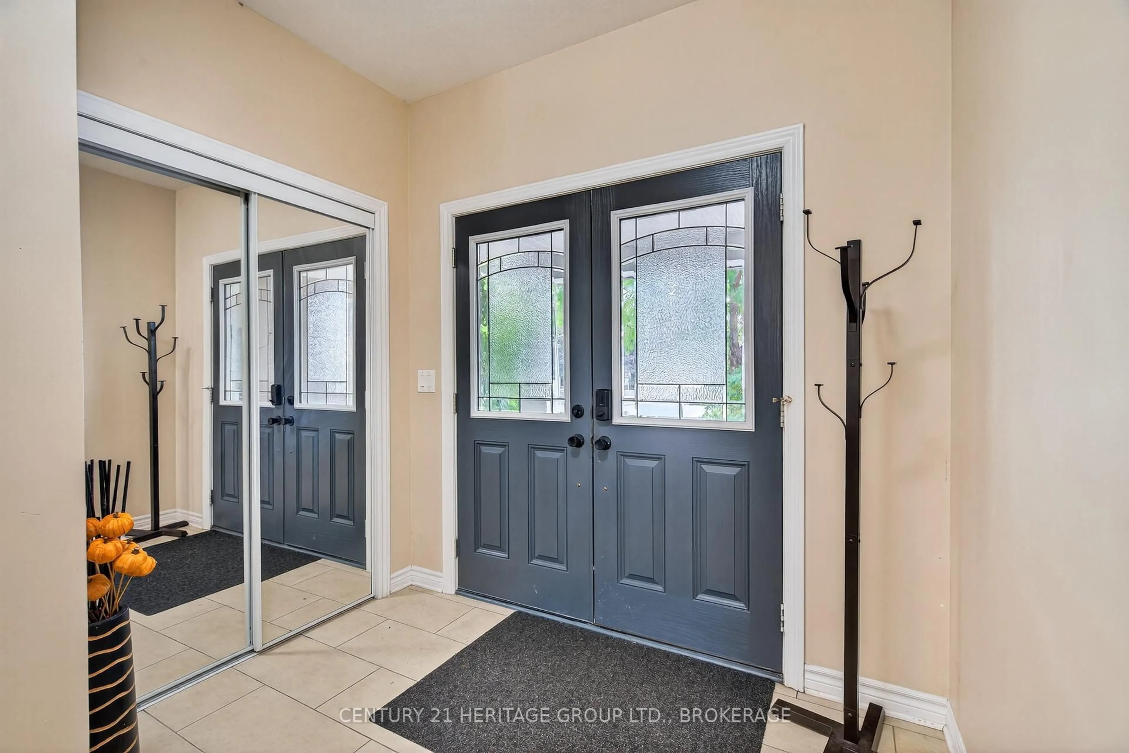 Indoor entryway for 1208 Iris Dr, Kingston Ontario K7P 0H6