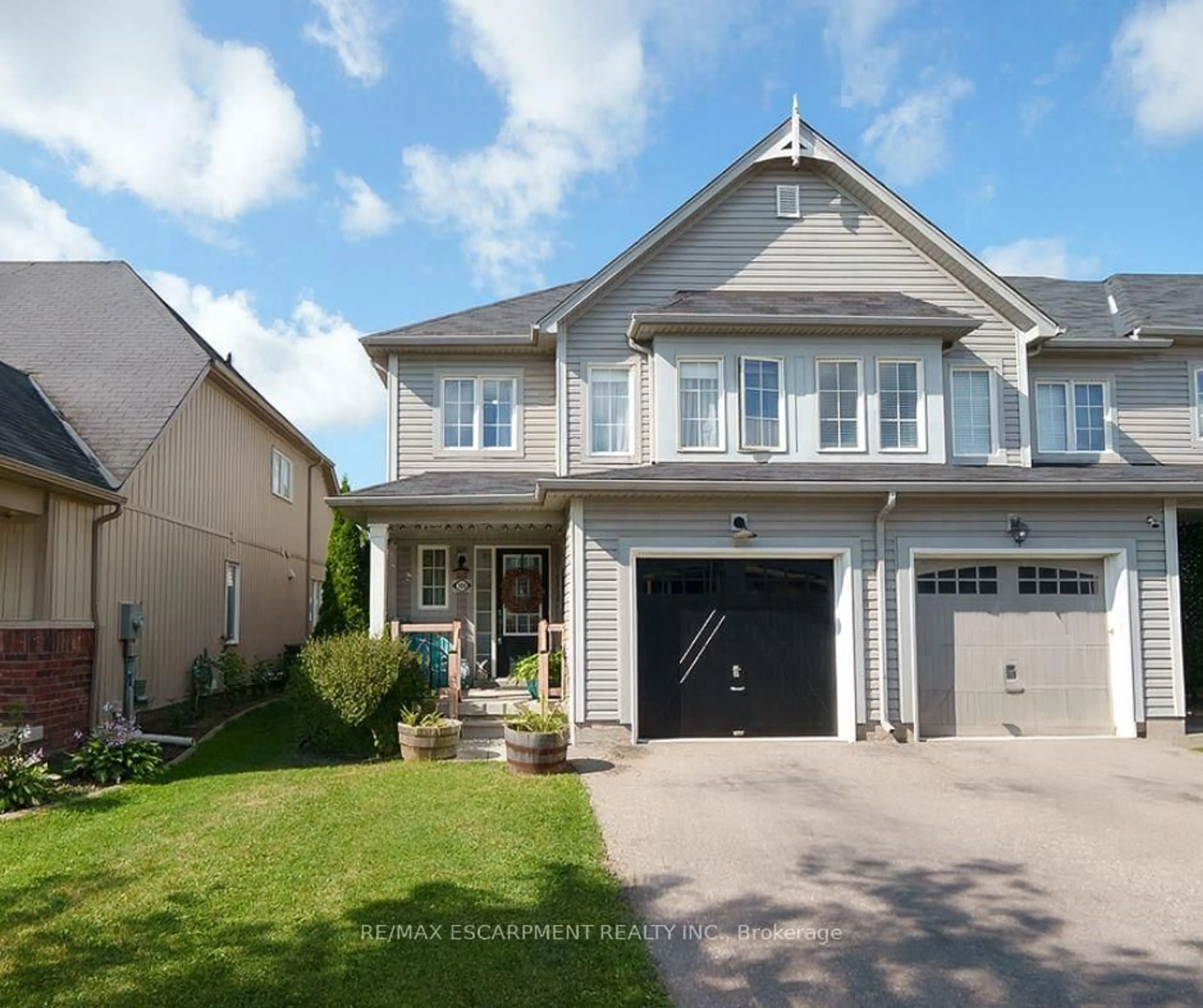 Home with vinyl exterior material, street for 100 Bisset Ave, Brantford Ontario N3T 0H4