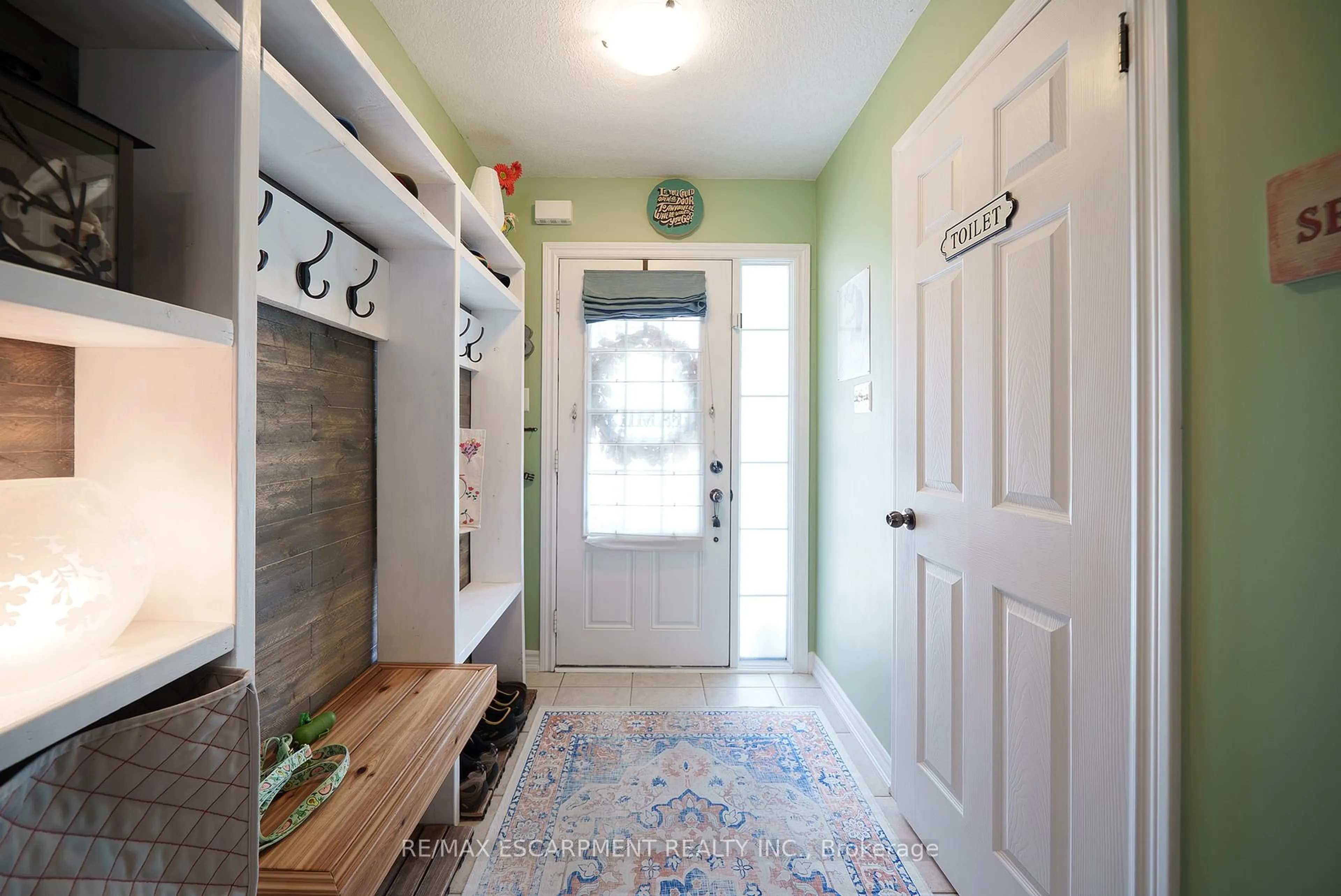 Indoor entryway for 100 Bisset Ave, Brantford Ontario N3T 0H4