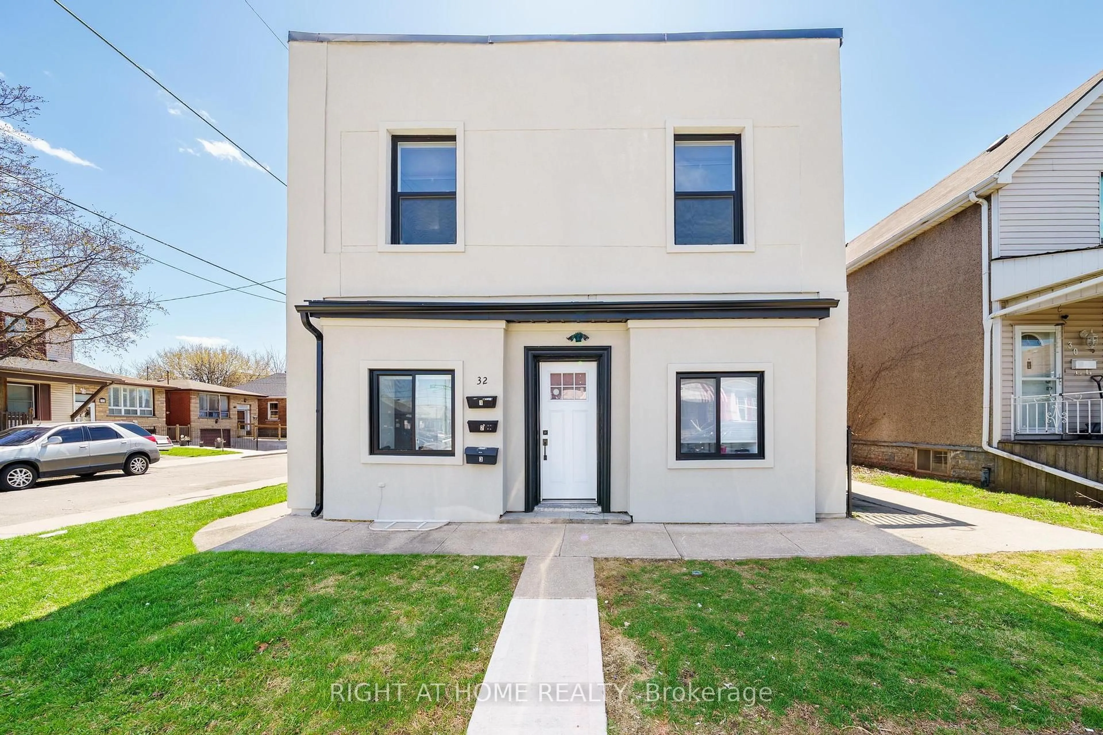 Home with brick exterior material, street for 32 Britannia Ave, Hamilton Ontario L8H 1W4