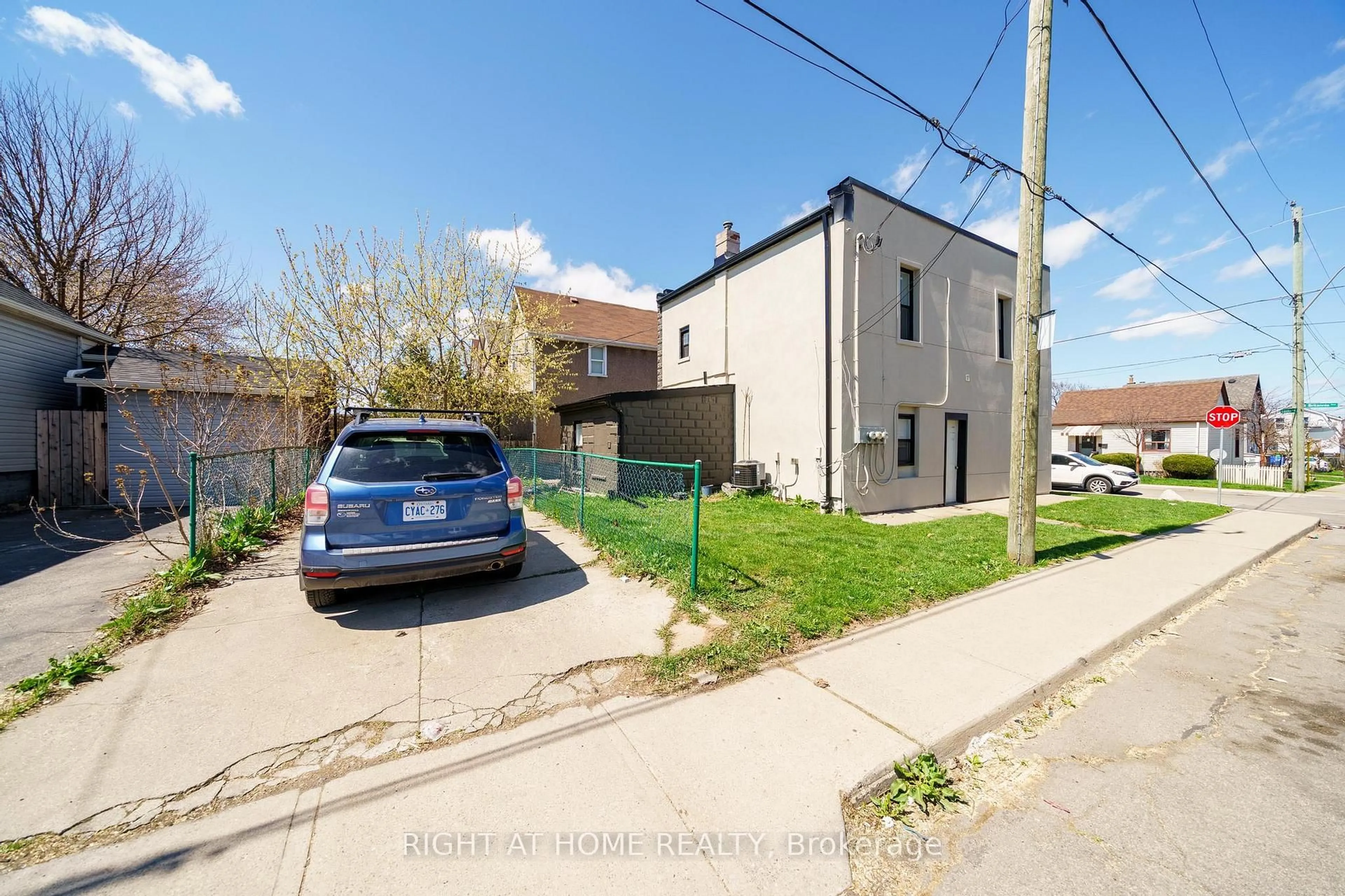A pic from outside/outdoor area/front of a property/back of a property/a pic from drone, street for 32 Britannia Ave, Hamilton Ontario L8H 1W4