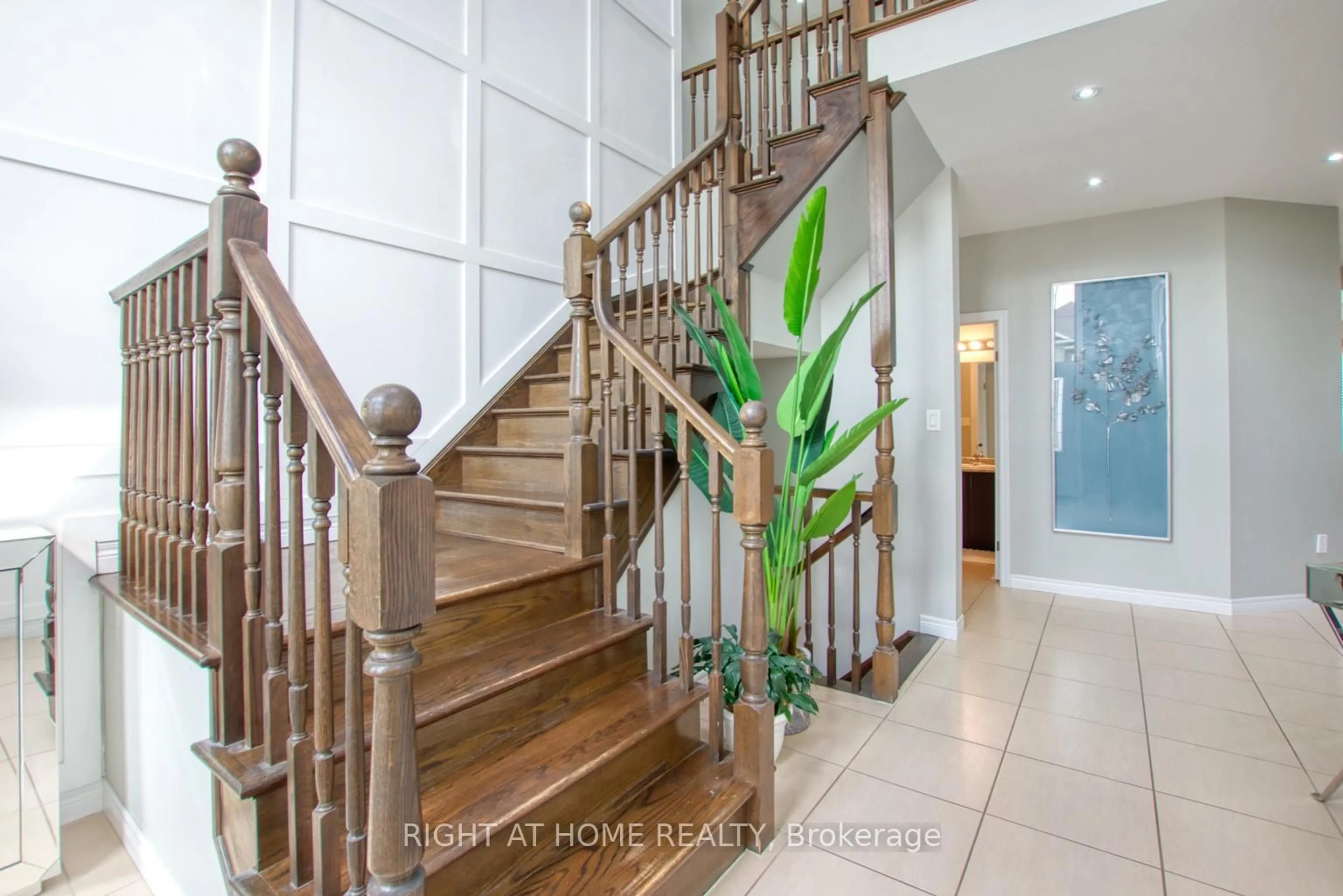 Indoor foyer for 117 Chartwell Circ, Hamilton Ontario L9A 0C4