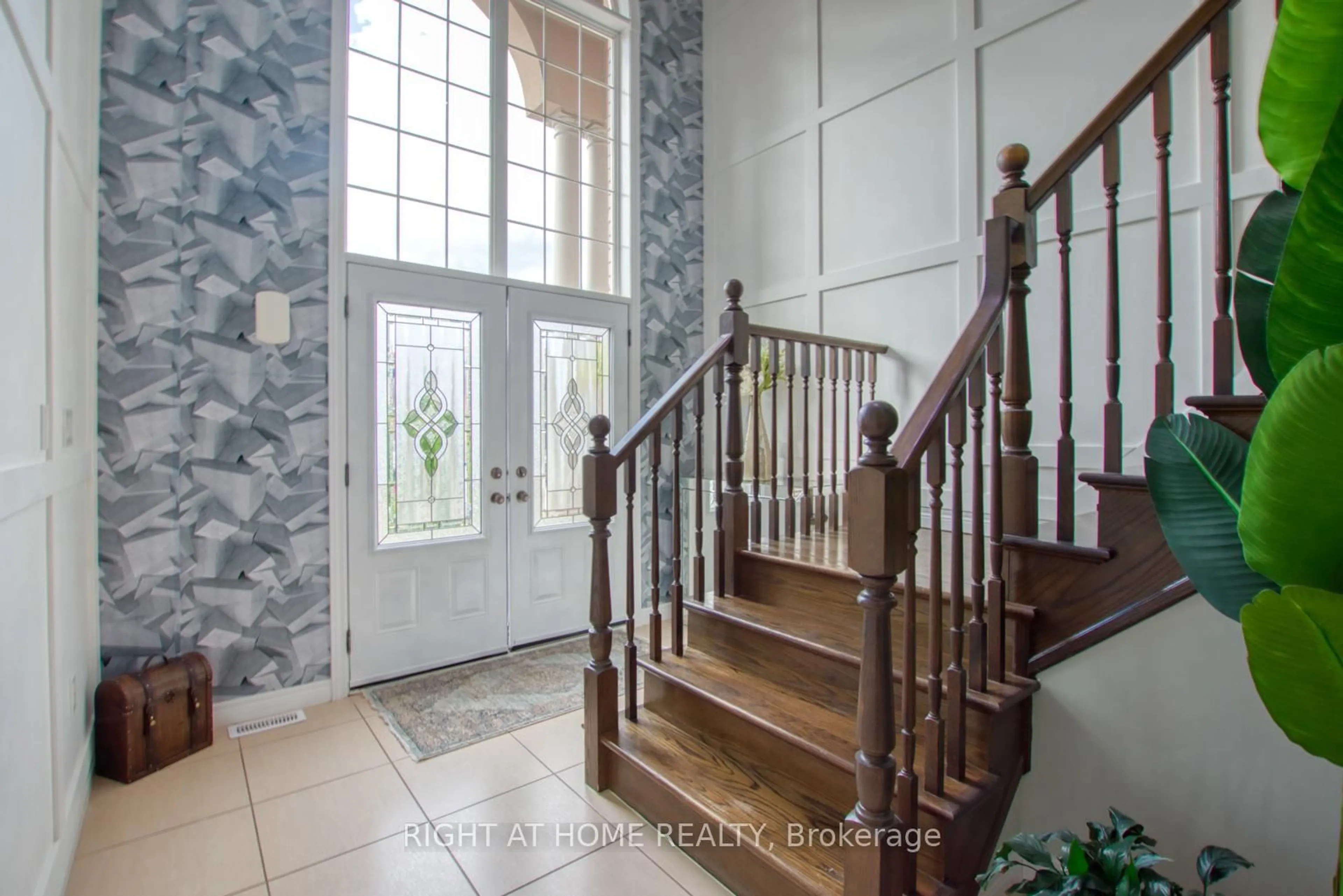 Indoor entryway for 117 Chartwell Circ, Hamilton Ontario L9A 0C4