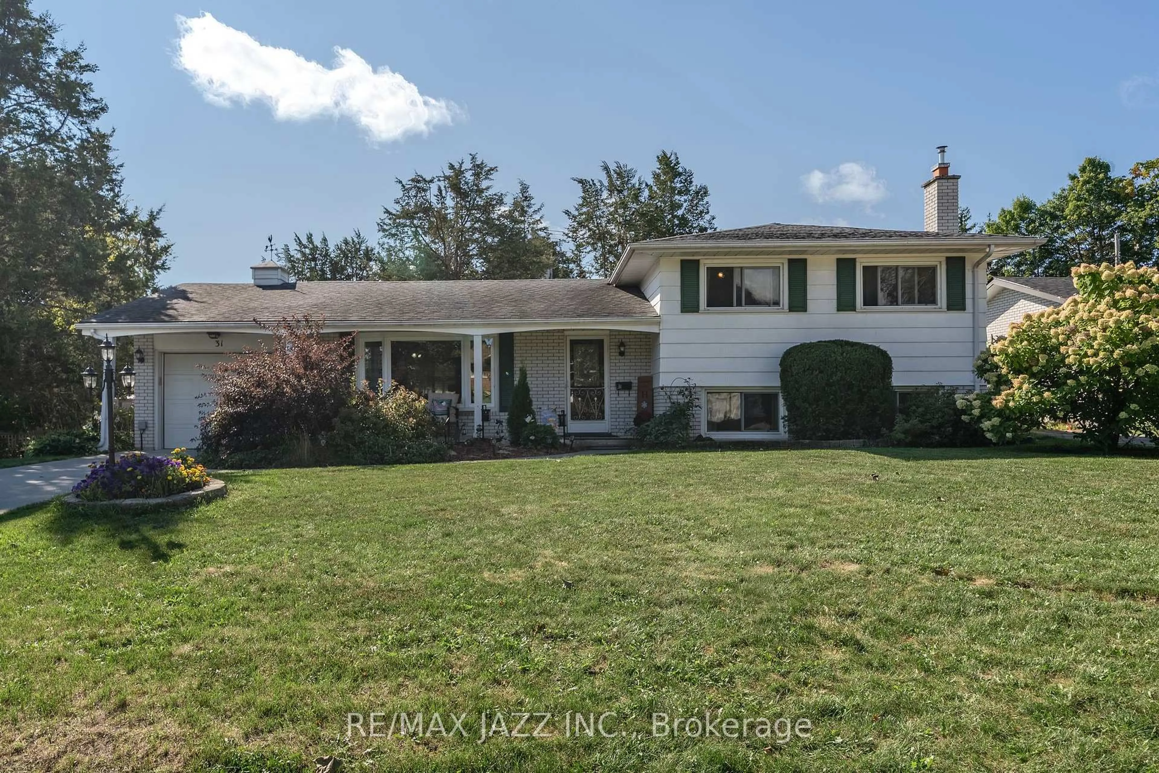 A pic from outside/outdoor area/front of a property/back of a property/a pic from drone, unknown for 31 Edgeview Dr, Quinte West Ontario K8V 3G2