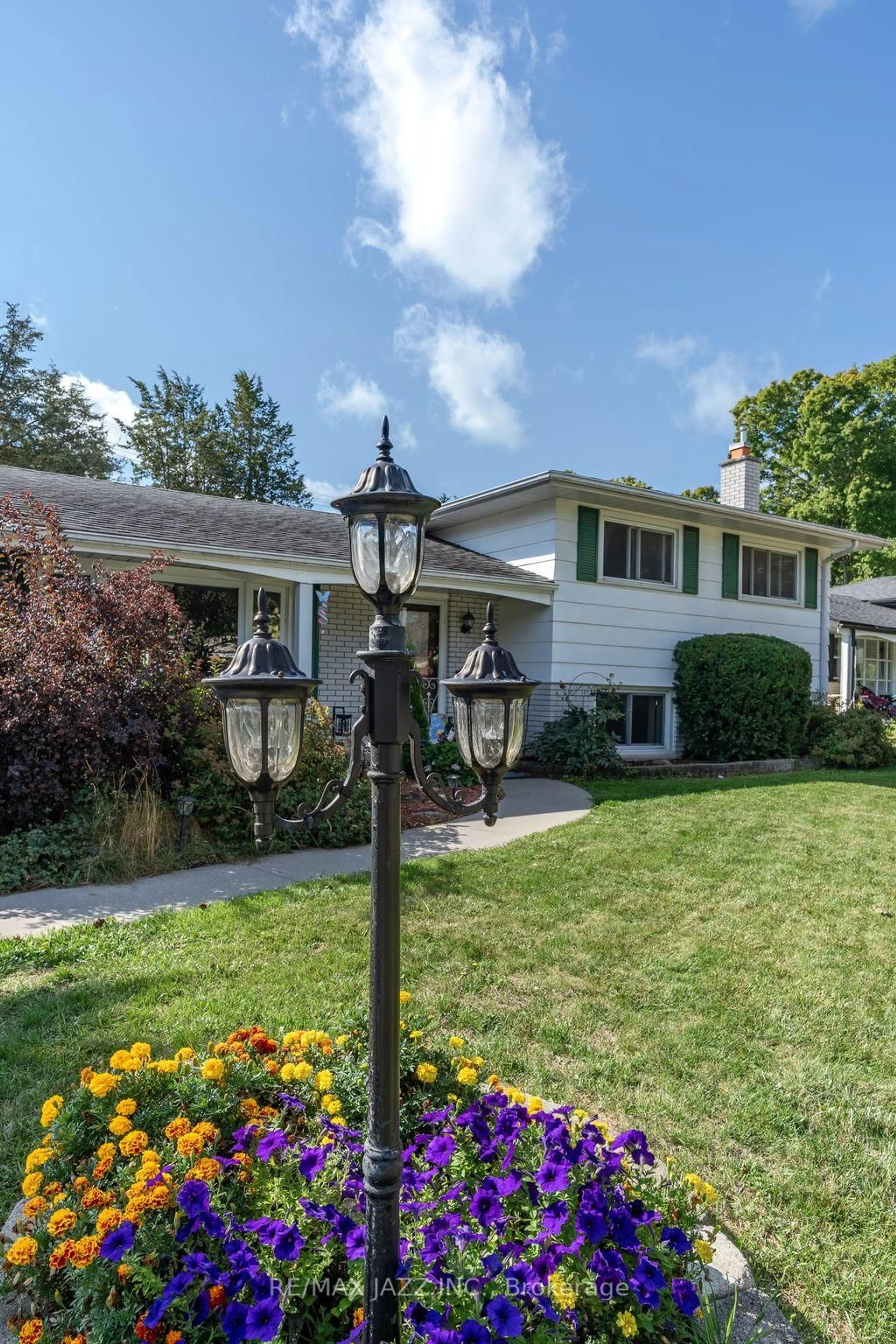 Home with vinyl exterior material, street for 31 Edgeview Dr, Quinte West Ontario K8V 3G2
