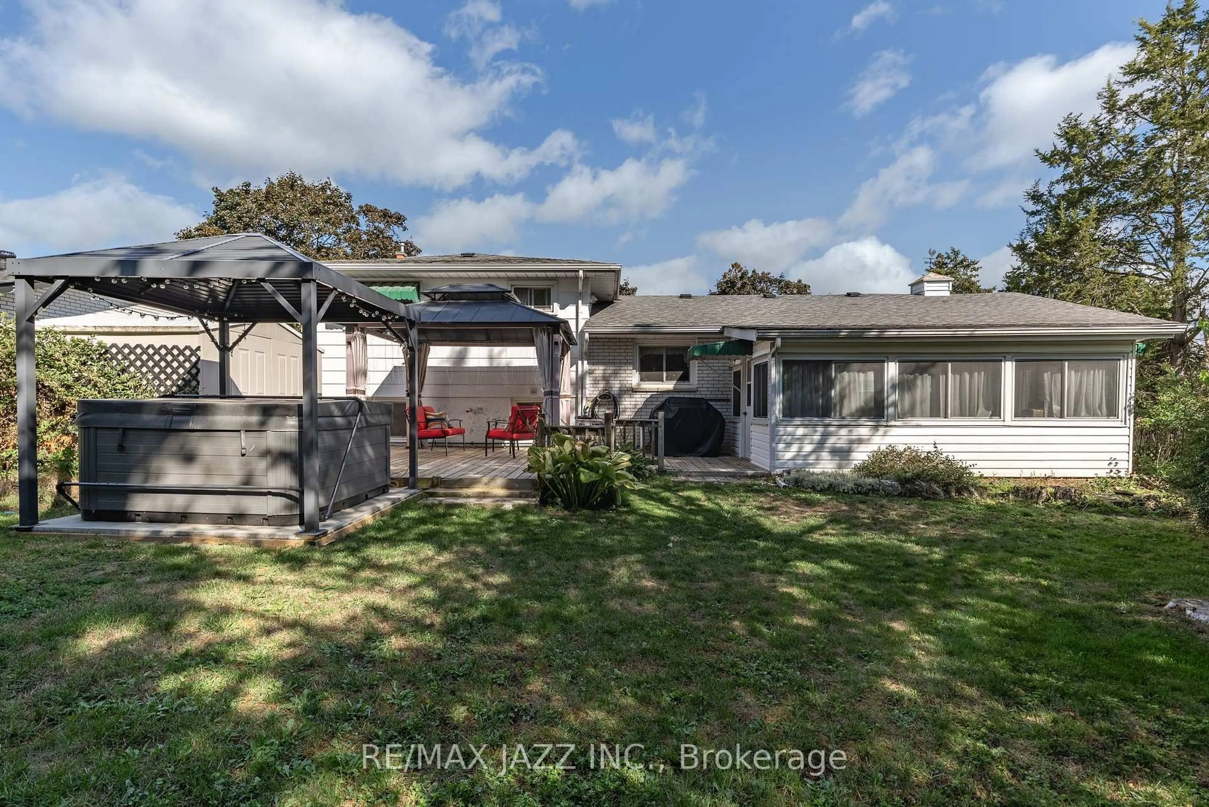 A pic from outside/outdoor area/front of a property/back of a property/a pic from drone, street for 31 Edgeview Dr, Quinte West Ontario K8V 3G2